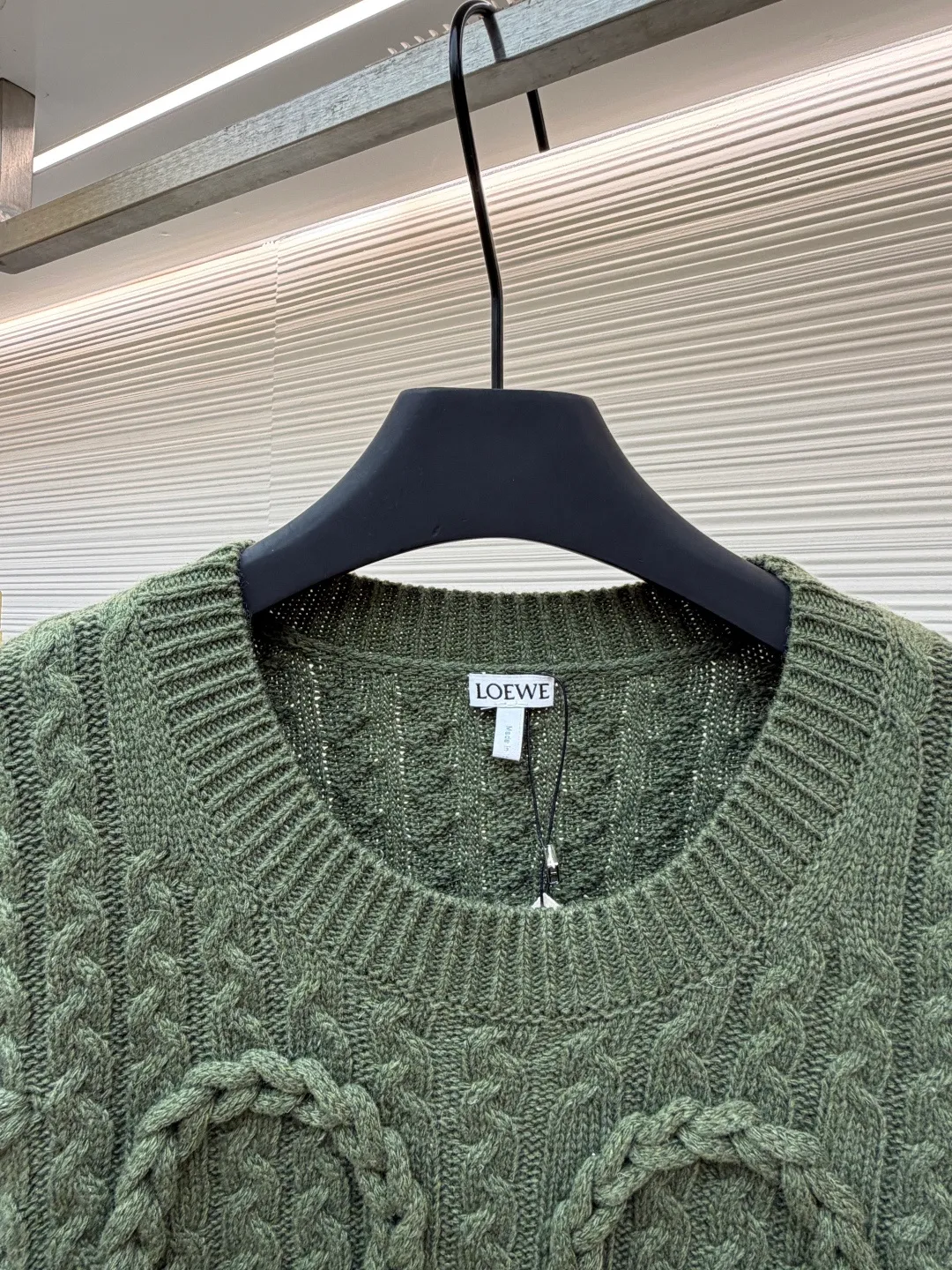 Loewe Anagram twist knitted sweater ●Original version: Purchased and developed for 15900 ●Item number: 1681884-B40 ●Fabric: Wool embossed knitted fabric ●Technology: Hand-operated special machine embossed pattern making ●Color: Green ●Version: Fitted version ●Weight: about 1000g ●Size: S-M-L-XL ●Description: Custom-dyed heavyweight mercerized wool embossed knitted wool Full texture Thick and solid, natural moss green is used as the color palette to express the tranquility and power of the late autumn forest. The three-dimensional texture is used as the brush strokes. The iconic woven Loewe Anagram logo is embellished on the front. The brand's soul totem is engraved on the moss green fabric. Whimsical ideas add the finishing touch to the fashion picture. The dropped shoulder design cleverly weakens the toughness of the shoulders, making the body shape softer and giving the wearer a lazy and noble temperament. Opening up unlimited possibilities for fashion matching, the hand-operated special machine embossed pattern craftsmanship is controlled by the craftsman, the customized special knitting machine, the knitting logic of human-machine collaboration, real-time adjustment of the yarn tension, controlling the rise and fall of the knitting needles, forming a Loewe Anagram pattern with a three-dimensional concave and convex texture, and the composite double process of the global twisted rope braid. The symphonic weaving technique of hand and machine. The entire garment is made of twisted rope + webbing composite weaving, hand-connected line by line. Each row of knitting needs to complete three steps: twisting the rope, inserting the webbing, and resetting the needle bar. It takes 200-300 rows to knit a ready-made garment (time-consuming, labor-intensive, and expensive). The process of softening and deodorizing the washing water of the ready-made clothes uses professional washing equipment and specific detergents to deeply clean and deodorize the clothes to improve the feel and appearance of the clothes. The overall wiring is straight and delicate, the fabric is comfortable and soft, and the color is consistent without color difference. It can be matched with the same style to create a fashionable look, and can be used in various occasions. Customized accessories, complete with three standards, the same style for men and women.