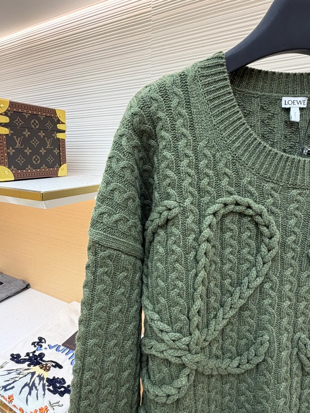 Loewe Anagram twist knitted sweater ●Original version: Purchased and developed for 15900 ●Item number: 1681884-B40 ●Fabric: Wool embossed knitted fabric ●Technology: Hand-operated special machine embossed pattern making ●Color: Green ●Version: Fitted version ●Weight: about 1000g ●Size: S-M-L-XL ●Description: Custom-dyed heavyweight mercerized wool embossed knitted wool Full texture Thick and solid, natural moss green is used as the color palette to express the tranquility and power of the late autumn forest. The three-dimensional texture is used as the brush strokes. The iconic woven Loewe Anagram logo is embellished on the front. The brand's soul totem is engraved on the moss green fabric. Whimsical ideas add the finishing touch to the fashion picture. The dropped shoulder design cleverly weakens the toughness of the shoulders, making the body shape softer and giving the wearer a lazy and noble temperament. Opening up unlimited possibilities for fashion matching, the hand-operated special machine embossed pattern craftsmanship is controlled by the craftsman, the customized special knitting machine, the knitting logic of human-machine collaboration, real-time adjustment of the yarn tension, controlling the rise and fall of the knitting needles, forming a Loewe Anagram pattern with a three-dimensional concave and convex texture, and the composite double process of the global twisted rope braid. The symphonic weaving technique of hand and machine. The entire garment is made of twisted rope + webbing composite weaving, hand-connected line by line. Each row of knitting needs to complete three steps: twisting the rope, inserting the webbing, and resetting the needle bar. It takes 200-300 rows to knit a ready-made garment (time-consuming, labor-intensive, and expensive). The process of softening and deodorizing the washing water of the ready-made clothes uses professional washing equipment and specific detergents to deeply clean and deodorize the clothes to improve the feel and appearance of the clothes. The overall wiring is straight and delicate, the fabric is comfortable and soft, and the color is consistent without color difference. It can be matched with the same style to create a fashionable look, and can be used in various occasions. Customized accessories, complete with three standards, the same style for men and women.