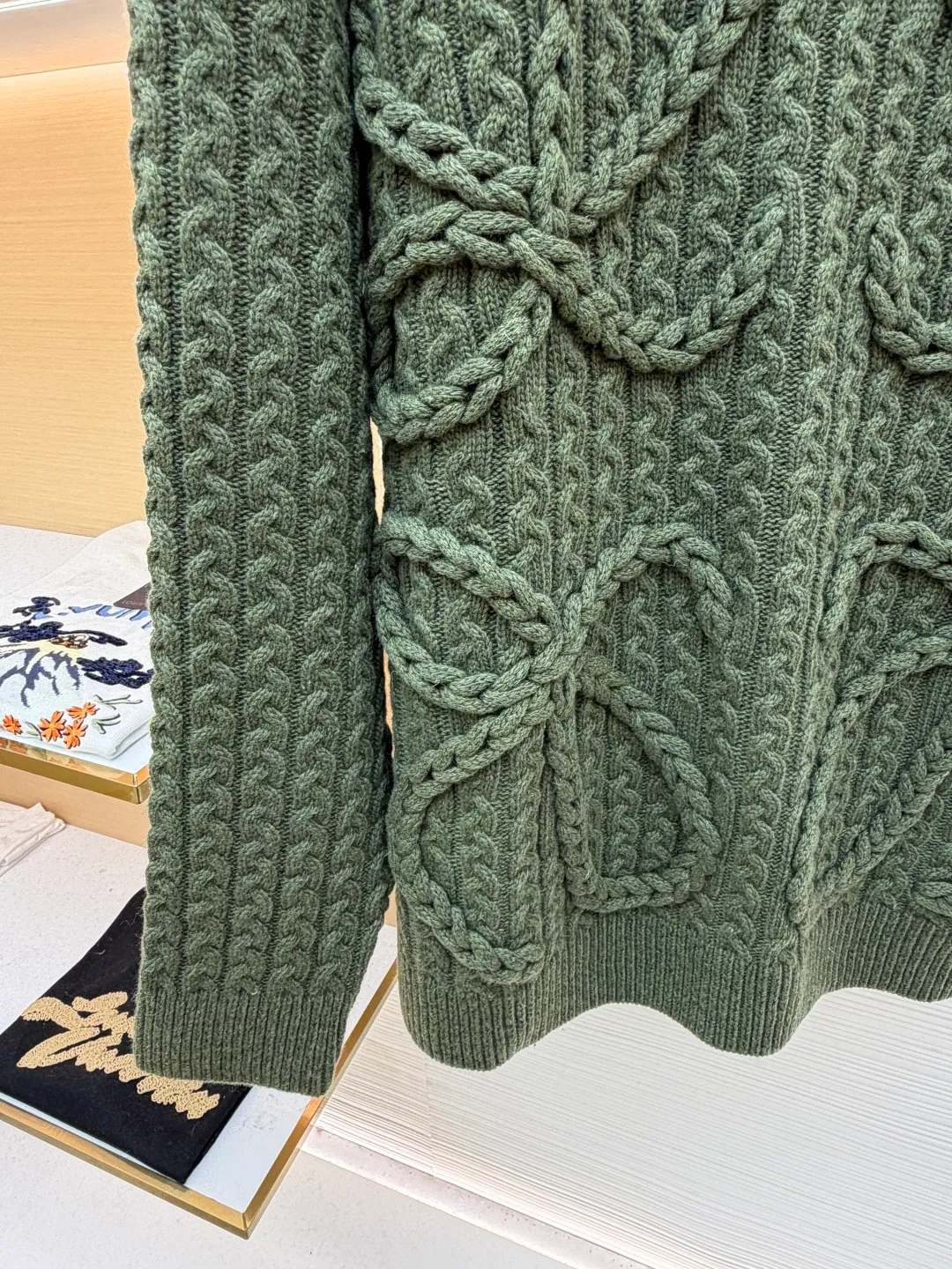 Loewe Anagram twist knitted sweater ●Original version: Purchased and developed for 15900 ●Item number: 1681884-B40 ●Fabric: Wool embossed knitted fabric ●Technology: Hand-operated special machine embossed pattern making ●Color: Green ●Version: Fitted version ●Weight: about 1000g ●Size: S-M-L-XL ●Description: Custom-dyed heavyweight mercerized wool embossed knitted wool Full texture Thick and solid, natural moss green is used as the color palette to express the tranquility and power of the late autumn forest. The three-dimensional texture is used as the brush strokes. The iconic woven Loewe Anagram logo is embellished on the front. The brand's soul totem is engraved on the moss green fabric. Whimsical ideas add the finishing touch to the fashion picture. The dropped shoulder design cleverly weakens the toughness of the shoulders, making the body shape softer and giving the wearer a lazy and noble temperament. Opening up unlimited possibilities for fashion matching, the hand-operated special machine embossed pattern craftsmanship is controlled by the craftsman, the customized special knitting machine, the knitting logic of human-machine collaboration, real-time adjustment of the yarn tension, controlling the rise and fall of the knitting needles, forming a Loewe Anagram pattern with a three-dimensional concave and convex texture, and the composite double process of the global twisted rope braid. The symphonic weaving technique of hand and machine. The entire garment is made of twisted rope + webbing composite weaving, hand-connected line by line. Each row of knitting needs to complete three steps: twisting the rope, inserting the webbing, and resetting the needle bar. It takes 200-300 rows to knit a ready-made garment (time-consuming, labor-intensive, and expensive). The process of softening and deodorizing the washing water of the ready-made clothes uses professional washing equipment and specific detergents to deeply clean and deodorize the clothes to improve the feel and appearance of the clothes. The overall wiring is straight and delicate, the fabric is comfortable and soft, and the color is consistent without color difference. It can be matched with the same style to create a fashionable look, and can be used in various occasions. Customized accessories, complete with three standards, the same style for men and women.