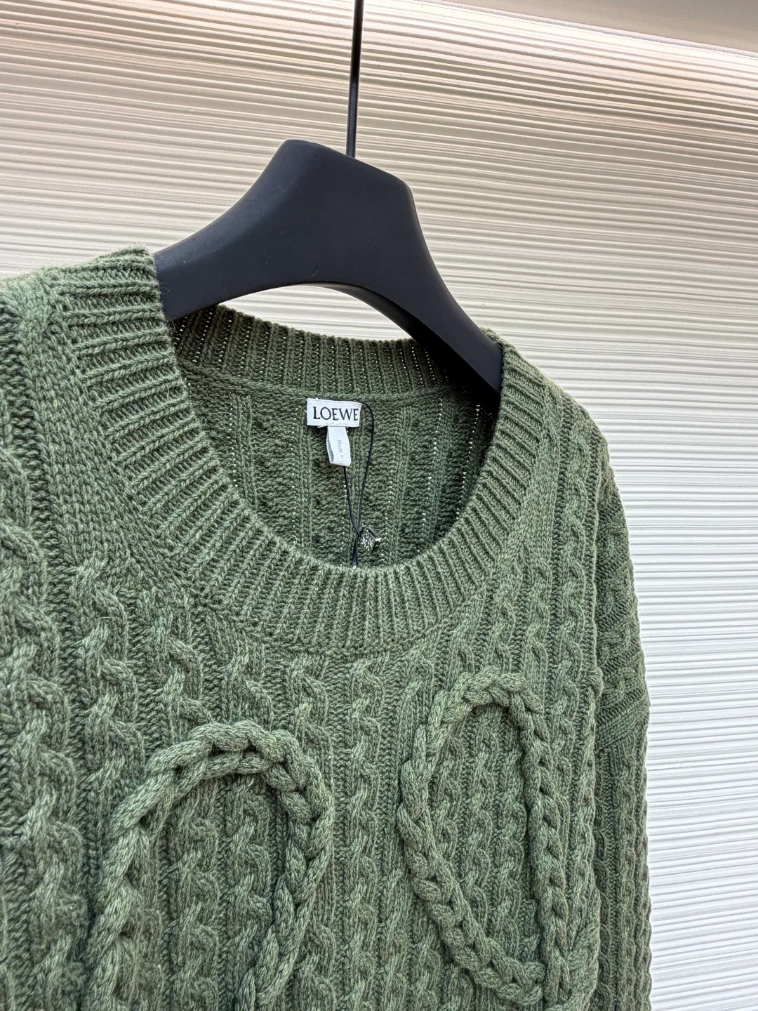 Loewe Anagram twist knitted sweater ●Original version: Purchased and developed for 15900 ●Item number: 1681884-B40 ●Fabric: Wool embossed knitted fabric ●Technology: Hand-operated special machine embossed pattern making ●Color: Green ●Version: Fitted version ●Weight: about 1000g ●Size: S-M-L-XL ●Description: Custom-dyed heavyweight mercerized wool embossed knitted wool Full texture Thick and solid, natural moss green is used as the color palette to express the tranquility and power of the late autumn forest. The three-dimensional texture is used as the brush strokes. The iconic woven Loewe Anagram logo is embellished on the front. The brand's soul totem is engraved on the moss green fabric. Whimsical ideas add the finishing touch to the fashion picture. The dropped shoulder design cleverly weakens the toughness of the shoulders, making the body shape softer and giving the wearer a lazy and noble temperament. Opening up unlimited possibilities for fashion matching, the hand-operated special machine embossed pattern craftsmanship is controlled by the craftsman, the customized special knitting machine, the knitting logic of human-machine collaboration, real-time adjustment of the yarn tension, controlling the rise and fall of the knitting needles, forming a Loewe Anagram pattern with a three-dimensional concave and convex texture, and the composite double process of the global twisted rope braid. The symphonic weaving technique of hand and machine. The entire garment is made of twisted rope + webbing composite weaving, hand-connected line by line. Each row of knitting needs to complete three steps: twisting the rope, inserting the webbing, and resetting the needle bar. It takes 200-300 rows to knit a ready-made garment (time-consuming, labor-intensive, and expensive). The process of softening and deodorizing the washing water of the ready-made clothes uses professional washing equipment and specific detergents to deeply clean and deodorize the clothes to improve the feel and appearance of the clothes. The overall wiring is straight and delicate, the fabric is comfortable and soft, and the color is consistent without color difference. It can be matched with the same style to create a fashionable look, and can be used in various occasions. Customized accessories, complete with three standards, the same style for men and women.