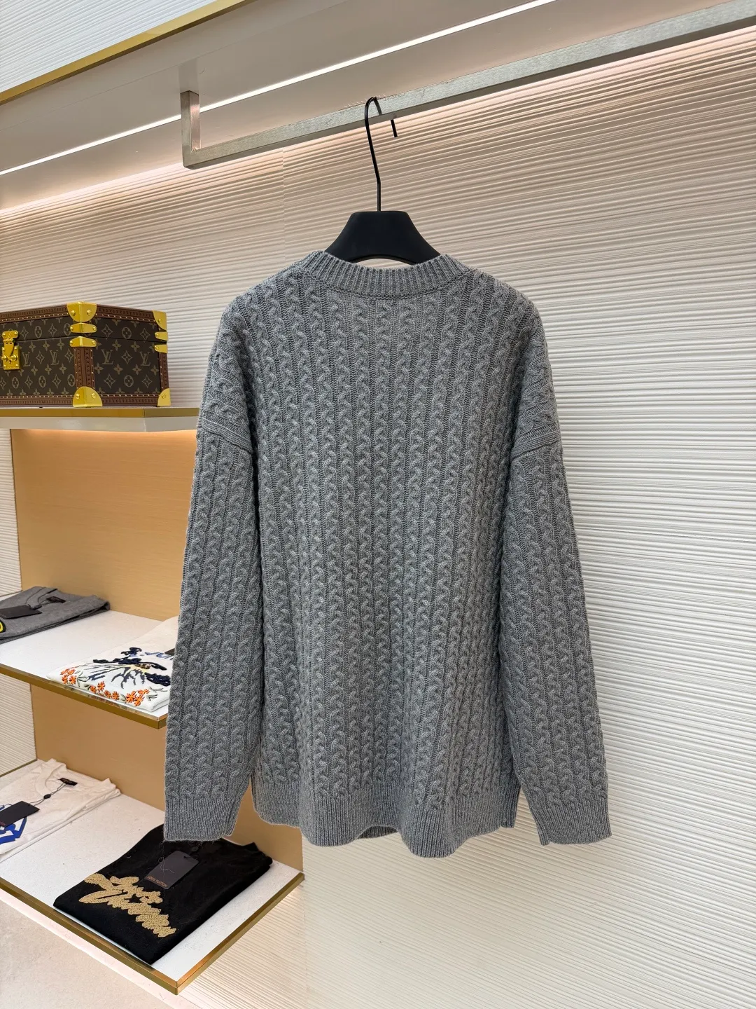 Loewe Anagram twist knitted sweater ●Original version: Purchased and developed for 15900 ●Item number: 1681885-B40 ●Fabric: wool embossed knitted fabric ●Technology: embossed pattern production by hand-operated special machine ●Color: gray ●Version: fitted version ●Weight: about 895 grams ●Size: S-M-L-XL ●Description: Custom-dyed heavy mercerized wool embossed knitted wool, full texture, thick and solid Using natural moss green as the color palette, the tranquility and power of the late autumn forest are combined with three-dimensional textures. The iconic woven Loewe Anagram logo is embellished on the front. The brand's soul totem is engraved on the moss green fabric. The whimsical idea adds the finishing touch to the fashion picture. The dropped shoulder design cleverly weakens the toughness of the shoulders, making the body shape softer and giving the wearer a lazy and noble temperament. Opening up unlimited possibilities for fashion matching, the hand-operated special machine embossed pattern craftsmanship is controlled by the craftsman, the customized special knitting machine, the knitting logic of human-machine collaboration, real-time adjustment of the yarn tension, controlling the rise and fall of the knitting needles, forming a Loewe Anagram pattern with a three-dimensional concave and convex texture, and the composite double process of the global twisted rope braid. The symphonic weaving technique of hand and machine. The entire garment is made of twisted rope + webbing composite weaving, hand-connected line by line. Each row of knitting needs to complete three steps: twisting the rope, inserting the webbing, and resetting the needle bar. It takes 200-300 rows to knit a ready-made garment (time-consuming, labor-intensive, and expensive). The process of softening and deodorizing the washing water of the ready-made clothes uses professional washing equipment and specific detergents to deeply clean and deodorize the clothes to improve the feel and appearance of the clothes. The overall wiring is straight and delicate, the fabric is comfortable and soft, and the color is consistent without color difference. It can be matched with the same style to create a fashionable look, and can be used in various occasions. Customized accessories, complete with three standards, the same style for men and women.