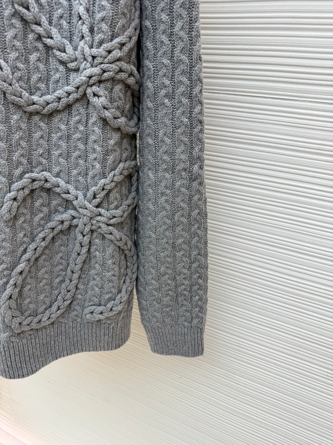 Loewe Anagram twist knitted sweater ●Original version: Purchased and developed for 15900 ●Item number: 1681885-B40 ●Fabric: wool embossed knitted fabric ●Technology: embossed pattern production by hand-operated special machine ●Color: gray ●Version: fitted version ●Weight: about 895 grams ●Size: S-M-L-XL ●Description: Custom-dyed heavy mercerized wool embossed knitted wool, full texture, thick and solid Using natural moss green as the color palette, the tranquility and power of the late autumn forest are combined with three-dimensional textures. The iconic woven Loewe Anagram logo is embellished on the front. The brand's soul totem is engraved on the moss green fabric. The whimsical idea adds the finishing touch to the fashion picture. The dropped shoulder design cleverly weakens the toughness of the shoulders, making the body shape softer and giving the wearer a lazy and noble temperament. Opening up unlimited possibilities for fashion matching, the hand-operated special machine embossed pattern craftsmanship is controlled by the craftsman, the customized special knitting machine, the knitting logic of human-machine collaboration, real-time adjustment of the yarn tension, controlling the rise and fall of the knitting needles, forming a Loewe Anagram pattern with a three-dimensional concave and convex texture, and the composite double process of the global twisted rope braid. The symphonic weaving technique of hand and machine. The entire garment is made of twisted rope + webbing composite weaving, hand-connected line by line. Each row of knitting needs to complete three steps: twisting the rope, inserting the webbing, and resetting the needle bar. It takes 200-300 rows to knit a ready-made garment (time-consuming, labor-intensive, and expensive). The process of softening and deodorizing the washing water of the ready-made clothes uses professional washing equipment and specific detergents to deeply clean and deodorize the clothes to improve the feel and appearance of the clothes. The overall wiring is straight and delicate, the fabric is comfortable and soft, and the color is consistent without color difference. It can be matched with the same style to create a fashionable look, and can be used in various occasions. Customized accessories, complete with three standards, the same style for men and women.