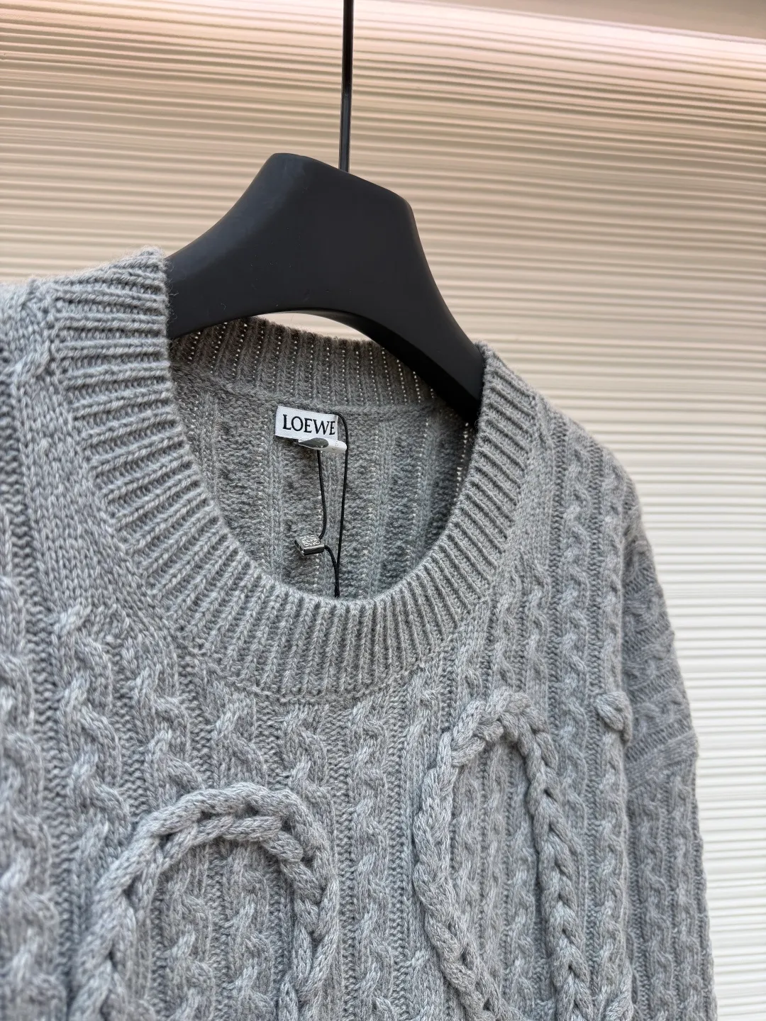 Loewe Anagram twist knitted sweater ●Original version: Purchased and developed for 15900 ●Item number: 1681885-B40 ●Fabric: wool embossed knitted fabric ●Technology: embossed pattern production by hand-operated special machine ●Color: gray ●Version: fitted version ●Weight: about 895 grams ●Size: S-M-L-XL ●Description: Custom-dyed heavy mercerized wool embossed knitted wool, full texture, thick and solid Using natural moss green as the color palette, the tranquility and power of the late autumn forest are combined with three-dimensional textures. The iconic woven Loewe Anagram logo is embellished on the front. The brand's soul totem is engraved on the moss green fabric. The whimsical idea adds the finishing touch to the fashion picture. The dropped shoulder design cleverly weakens the toughness of the shoulders, making the body shape softer and giving the wearer a lazy and noble temperament. Opening up unlimited possibilities for fashion matching, the hand-operated special machine embossed pattern craftsmanship is controlled by the craftsman, the customized special knitting machine, the knitting logic of human-machine collaboration, real-time adjustment of the yarn tension, controlling the rise and fall of the knitting needles, forming a Loewe Anagram pattern with a three-dimensional concave and convex texture, and the composite double process of the global twisted rope braid. The symphonic weaving technique of hand and machine. The entire garment is made of twisted rope + webbing composite weaving, hand-connected line by line. Each row of knitting needs to complete three steps: twisting the rope, inserting the webbing, and resetting the needle bar. It takes 200-300 rows to knit a ready-made garment (time-consuming, labor-intensive, and expensive). The process of softening and deodorizing the washing water of the ready-made clothes uses professional washing equipment and specific detergents to deeply clean and deodorize the clothes to improve the feel and appearance of the clothes. The overall wiring is straight and delicate, the fabric is comfortable and soft, and the color is consistent without color difference. It can be matched with the same style to create a fashionable look, and can be used in various occasions. Customized accessories, complete with three standards, the same style for men and women.