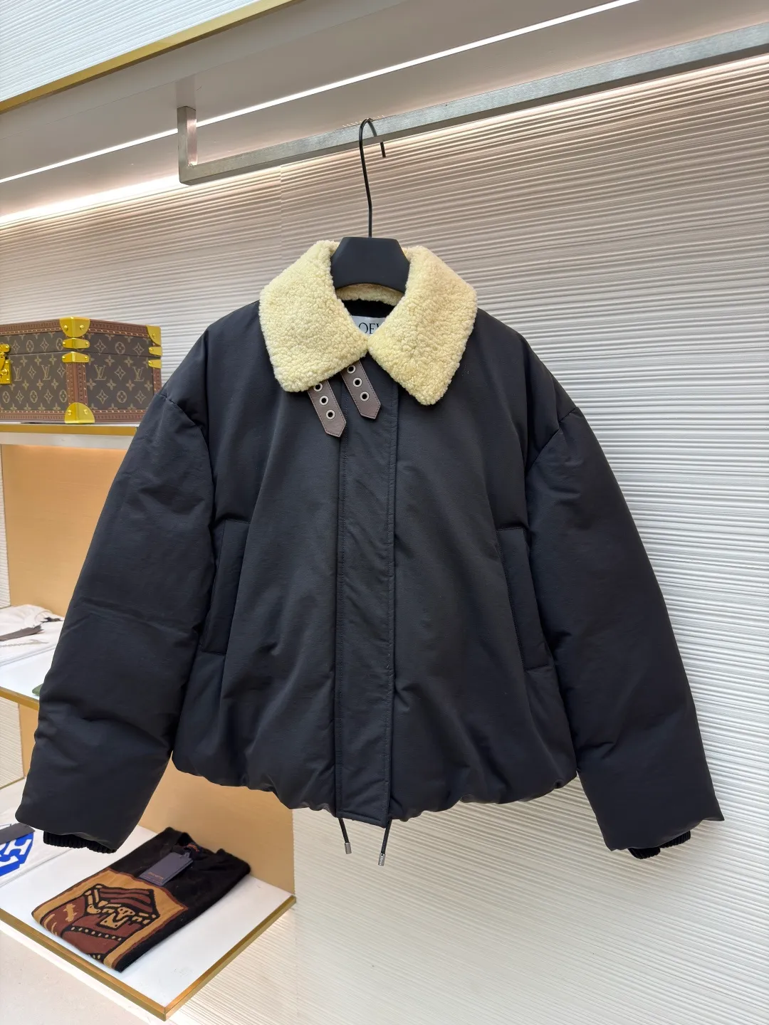 LOEWE lamb collar splicing tie-decorated down jacket ●Original version: Purchased and developed in 19822 ●Item number: 1680963-F25 ●Fabric: sheepskin lamb fabric ●Technology: embroidery production ●Version: fitted version ●Weight: about 1575 grams ●Size: S-M-L ●Description: Oxford fabric made of 60% cotton and 40% nylon blend. Cotton fiber has a natural skin-friendly feel and good moisture absorption and breathability. The addition of nylon improves wear resistance and skeleton strength, while the high-density braid layer enhances the velvet locking effect. The lambswool lapel design effectively wraps the neck and reduces heat loss. Its texture is soft, delicate to the touch, close to the skin and non-irritating, providing a comfortable experience. The furry texture can modify facial lines, making the face look smaller and more refined. It uses 90 white duck down with a weight of 220g to ensure excellent thermal insulation performance. After strict screening and processing, the velvet is not easy to get drilled, ensuring durability. The inner and outer denim fabrics are misaligned by 1.5 cm, blocking the migration path of velvet. The anti-velvet silk thread is used through the imported No. 7 needle to achieve a chain stitch of 14 stitches/inch, resulting in tight and straight stitch spacing and a sewing effect without skipping stitches. The inner bag surface is formed into high-precision Anagram embroidery with about 6,000 stitches through the advanced computer control system and precision mechanical components of the imported embroidery machine. The overall wiring is straight and delicate, the fabric is comfortable and soft, and the color is consistent without color difference. It can be matched with the same style to create a fashionable look and control various occasions. Customized accessories, complete with three standards, same style for men and women!