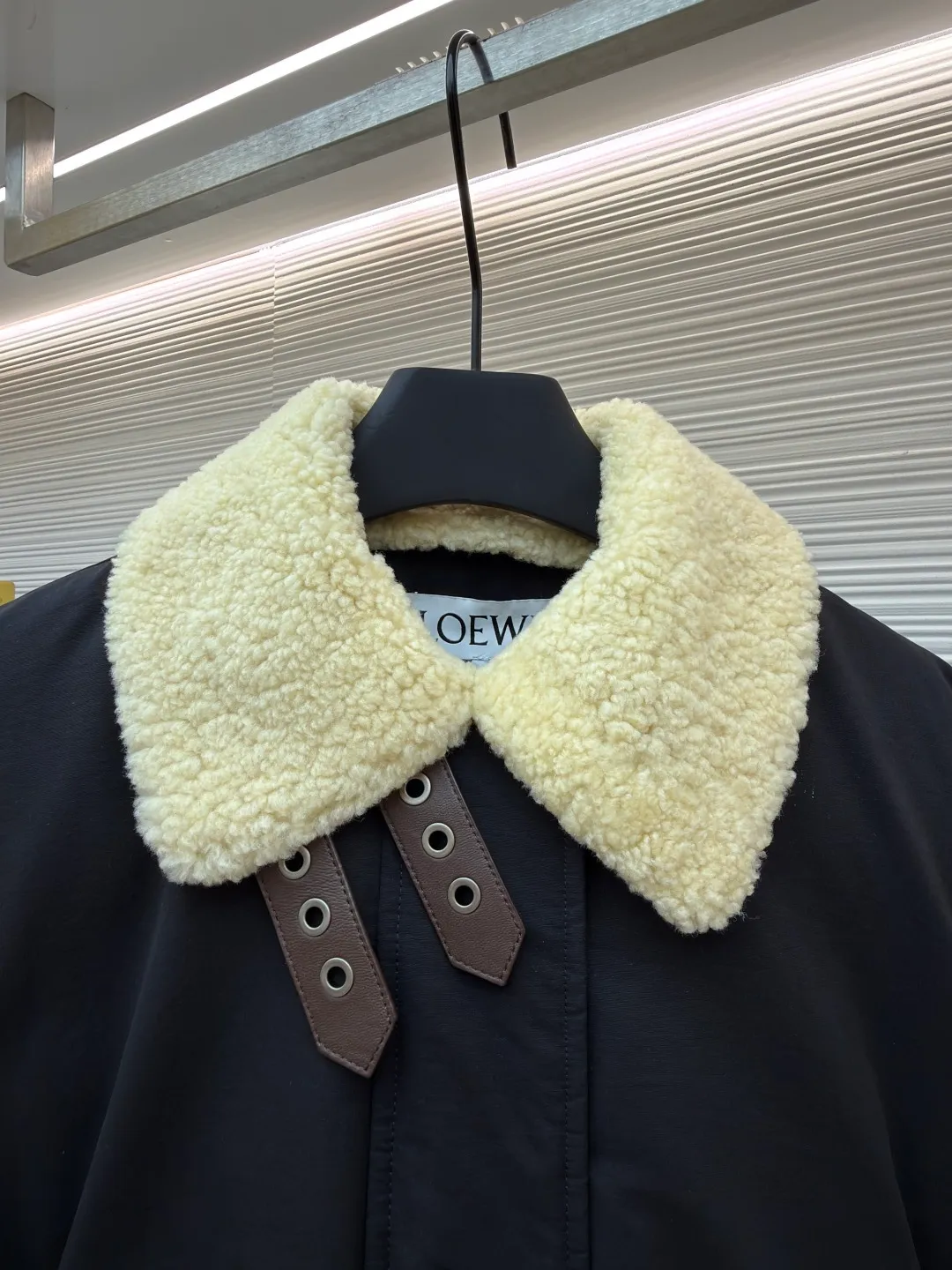 LOEWE lamb collar splicing tie-decorated down jacket ●Original version: Purchased and developed in 19822 ●Item number: 1680963-F25 ●Fabric: sheepskin lamb fabric ●Technology: embroidery production ●Version: fitted version ●Weight: about 1575 grams ●Size: S-M-L ●Description: Oxford fabric made of 60% cotton and 40% nylon blend. Cotton fiber has a natural skin-friendly feel and good moisture absorption and breathability. The addition of nylon improves wear resistance and skeleton strength, while the high-density braid layer enhances the velvet locking effect. The lambswool lapel design effectively wraps the neck and reduces heat loss. Its texture is soft, delicate to the touch, close to the skin and non-irritating, providing a comfortable experience. The furry texture can modify facial lines, making the face look smaller and more refined. It uses 90 white duck down with a weight of 220g to ensure excellent thermal insulation performance. After strict screening and processing, the velvet is not easy to get drilled, ensuring durability. The inner and outer denim fabrics are misaligned by 1.5 cm, blocking the migration path of velvet. The anti-velvet silk thread is used through the imported No. 7 needle to achieve a chain stitch of 14 stitches/inch, resulting in tight and straight stitch spacing and a sewing effect without skipping stitches. The inner bag surface is formed into high-precision Anagram embroidery with about 6,000 stitches through the advanced computer control system and precision mechanical components of the imported embroidery machine. The overall wiring is straight and delicate, the fabric is comfortable and soft, and the color is consistent without color difference. It can be matched with the same style to create a fashionable look and control various occasions. Customized accessories, complete with three standards, same style for men and women!
