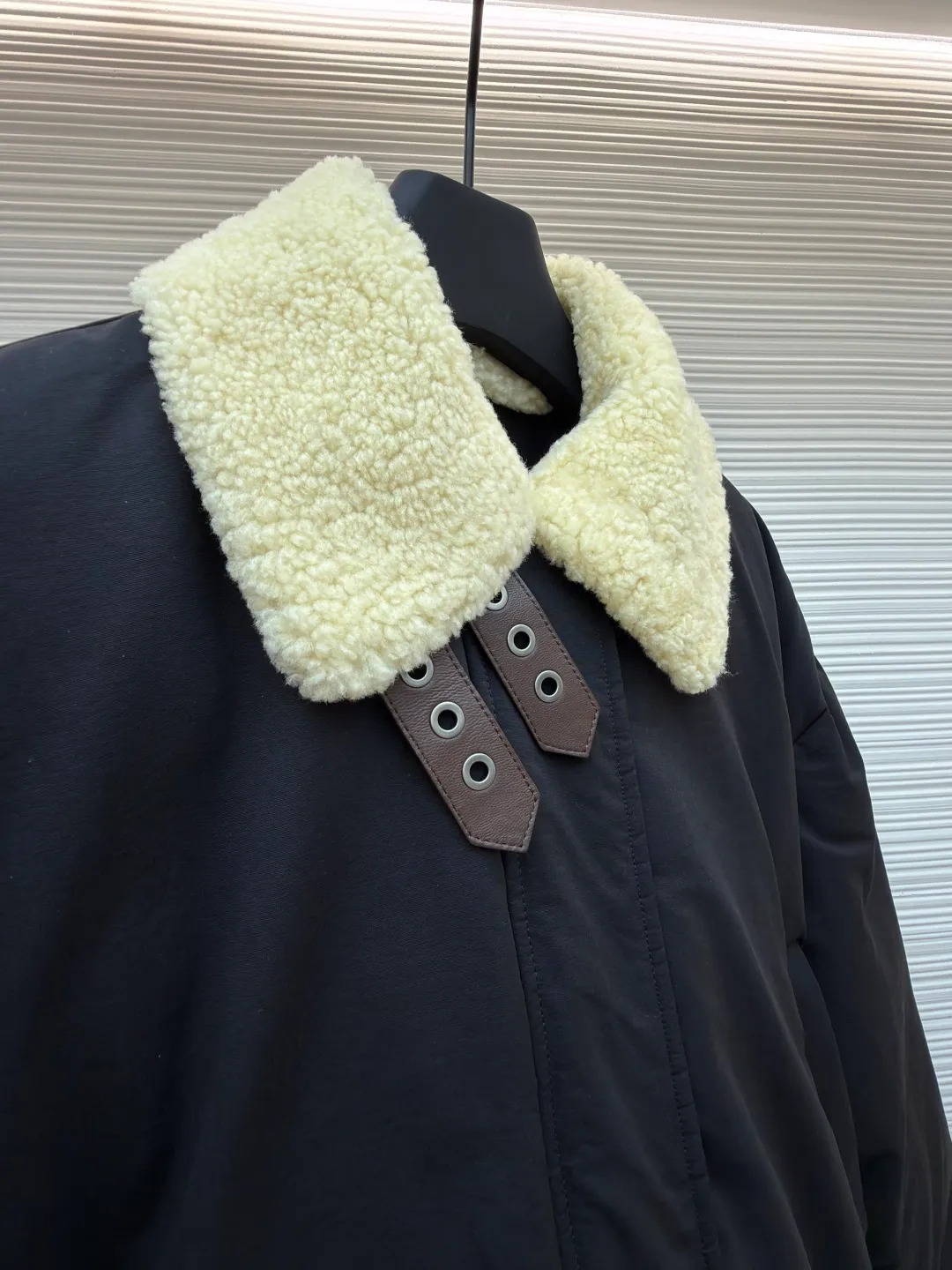 LOEWE lamb collar splicing tie-decorated down jacket ●Original version: Purchased and developed in 19822 ●Item number: 1680963-F25 ●Fabric: sheepskin lamb fabric ●Technology: embroidery production ●Version: fitted version ●Weight: about 1575 grams ●Size: S-M-L ●Description: Oxford fabric made of 60% cotton and 40% nylon blend. Cotton fiber has a natural skin-friendly feel and good moisture absorption and breathability. The addition of nylon improves wear resistance and skeleton strength, while the high-density braid layer enhances the velvet locking effect. The lambswool lapel design effectively wraps the neck and reduces heat loss. Its texture is soft, delicate to the touch, close to the skin and non-irritating, providing a comfortable experience. The furry texture can modify facial lines, making the face look smaller and more refined. It uses 90 white duck down with a weight of 220g to ensure excellent thermal insulation performance. After strict screening and processing, the velvet is not easy to get drilled, ensuring durability. The inner and outer denim fabrics are misaligned by 1.5 cm, blocking the migration path of velvet. The anti-velvet silk thread is used through the imported No. 7 needle to achieve a chain stitch of 14 stitches/inch, resulting in tight and straight stitch spacing and a sewing effect without skipping stitches. The inner bag surface is formed into high-precision Anagram embroidery with about 6,000 stitches through the advanced computer control system and precision mechanical components of the imported embroidery machine. The overall wiring is straight and delicate, the fabric is comfortable and soft, and the color is consistent without color difference. It can be matched with the same style to create a fashionable look and control various occasions. Customized accessories, complete with three standards, same style for men and women!