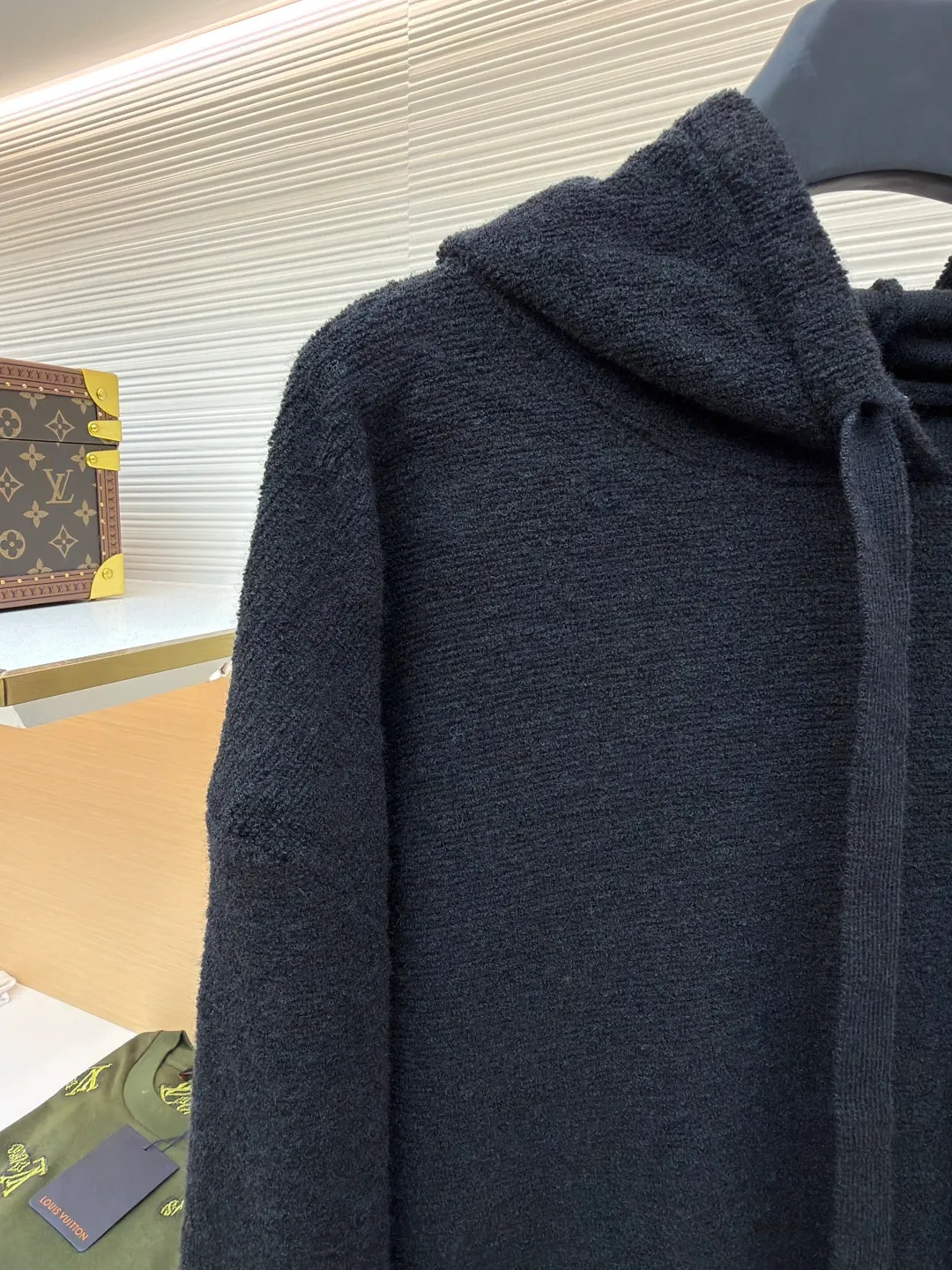 Loewe Anagram embroidered hooded sweater ●Original version: Purchased and developed for 13900 ●Item number: 1680889-B35 ●Fabric: wool blended fabric ●Technology: Garment washed production ●Version: fitted version ●Weight: about 520 grams ●Size: S-M-L-XL ●Description: Customized natural medium-thick premium wool yarn, soft to the touch, comfortable and skin-friendly, with pure and deep black as the background color Deep, mysterious and full of power, the iconic Loewe Anagram embroidery is embroidered on the chest and is highly recognizable. The hooded design gives the soul a sense of just the right amount of looseness. The curvature is natural and smooth, achieving a perfect balance between casualness and dignity. The well-deserved king of all-match uses imported machine embroidery technology. Advanced computer control systems and precision mechanical components are used to realize Loewe Anagram embroidery operations with high precision. The lines are smooth and delicate, and the garments are washed and softened to remove odors. Use professional washing equipment and specific detergents to deeply clean and deodorize clothes to improve the feel and appearance of clothes. The overall wiring is straight and delicate, the fabric is comfortable and soft, and the color is consistent without color difference. It can be matched with the same style to create a fashionable look and control various occasions. Customized accessories, complete with three standards, same style for men and women!