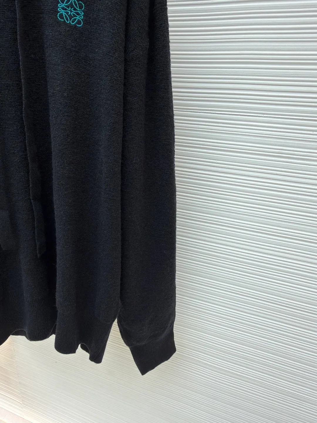Loewe Anagram embroidered hooded sweater ●Original version: Purchased and developed for 13900 ●Item number: 1680889-B35 ●Fabric: wool blended fabric ●Technology: Garment washed production ●Version: fitted version ●Weight: about 520 grams ●Size: S-M-L-XL ●Description: Customized natural medium-thick premium wool yarn, soft to the touch, comfortable and skin-friendly, with pure and deep black as the background color Deep, mysterious and full of power, the iconic Loewe Anagram embroidery is embroidered on the chest and is highly recognizable. The hooded design gives the soul a sense of just the right amount of looseness. The curvature is natural and smooth, achieving a perfect balance between casualness and dignity. The well-deserved king of all-match uses imported machine embroidery technology. Advanced computer control systems and precision mechanical components are used to realize Loewe Anagram embroidery operations with high precision. The lines are smooth and delicate, and the garments are washed and softened to remove odors. Use professional washing equipment and specific detergents to deeply clean and deodorize clothes to improve the feel and appearance of clothes. The overall wiring is straight and delicate, the fabric is comfortable and soft, and the color is consistent without color difference. It can be matched with the same style to create a fashionable look and control various occasions. Customized accessories, complete with three standards, same style for men and women!