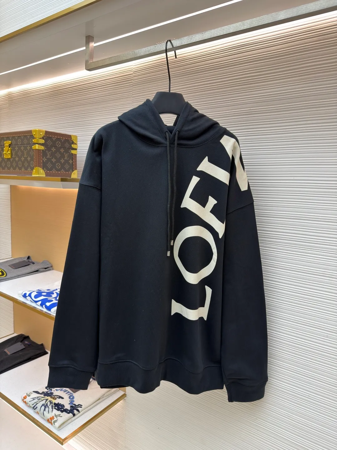 Loewe printed hooded sweatshirt ●Item number: 1682306-B00 ●Material: 100% cotton ●Technology: Printed production ●Color: black ●Version: Fitted version ●Weight: about 845 grams ●Size: S-M-L-XL ●Description: Customized high-count 100% cotton sweatshirt base fabric, as delicate as silk, comfortable and close to the skin, with deep black as the main tone, containing mystery and elegance The eye-catching white LOEWE print on the side is embellished. It declares the nobility of the brand with a bold design. It instantly becomes the focus of the visual and shows the luxurious style. Imported pulp discharge printing is printed on the dyed fabric with a discharge agent to destroy the dye to form a pattern. The printing process prints colorful patterns while discharge. The lines are clear and the pattern is fine. The color fastness is strong, and the fabric has been washed. It has a better hand feel. It is not easy to deform, not easy to shrink, not easy to fade, and maintains long-term beauty. The overall wiring is straight and delicate, the fabric is comfortable and soft, and the color is consistent without color difference. It can be matched with the same style to create a fashionable look and control various occasions. Customized accessories, complete with three standards, same style for men and women!