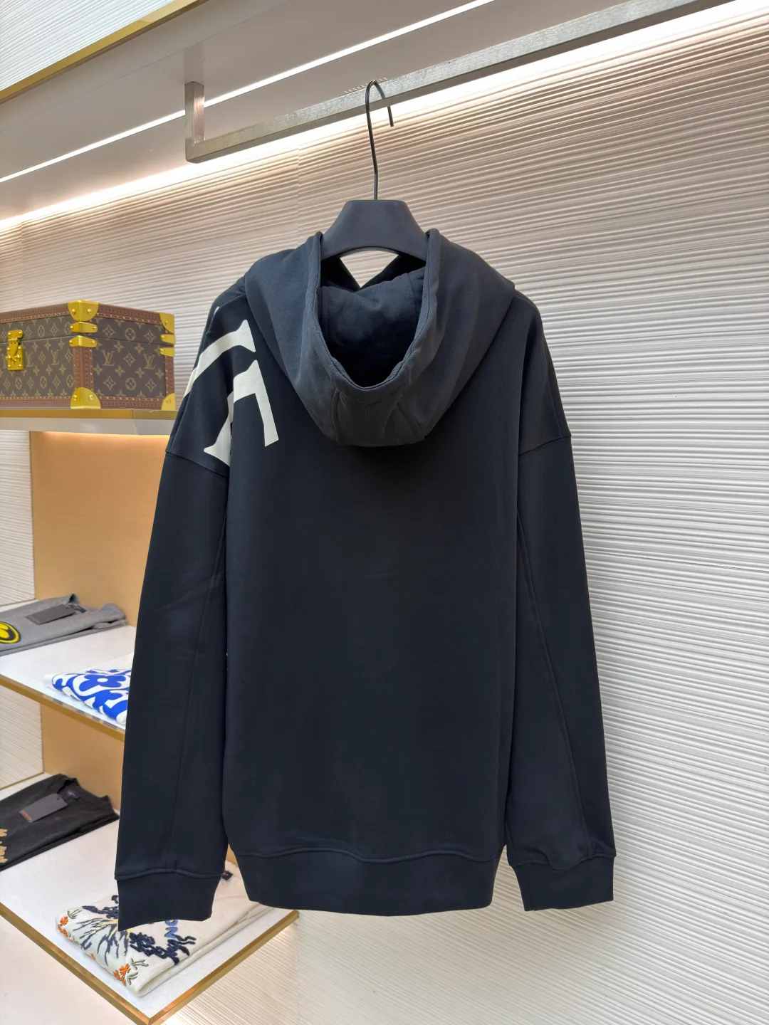 Loewe printed hooded sweatshirt ●Item number: 1682306-B00 ●Material: 100% cotton ●Technology: Printed production ●Color: black ●Version: Fitted version ●Weight: about 845 grams ●Size: S-M-L-XL ●Description: Customized high-count 100% cotton sweatshirt base fabric, as delicate as silk, comfortable and close to the skin, with deep black as the main tone, containing mystery and elegance The eye-catching white LOEWE print on the side is embellished. It declares the nobility of the brand with a bold design. It instantly becomes the focus of the visual and shows the luxurious style. Imported pulp discharge printing is printed on the dyed fabric with a discharge agent to destroy the dye to form a pattern. The printing process prints colorful patterns while discharge. The lines are clear and the pattern is fine. The color fastness is strong, and the fabric has been washed. It has a better hand feel. It is not easy to deform, not easy to shrink, not easy to fade, and maintains long-term beauty. The overall wiring is straight and delicate, the fabric is comfortable and soft, and the color is consistent without color difference. It can be matched with the same style to create a fashionable look and control various occasions. Customized accessories, complete with three standards, same style for men and women!