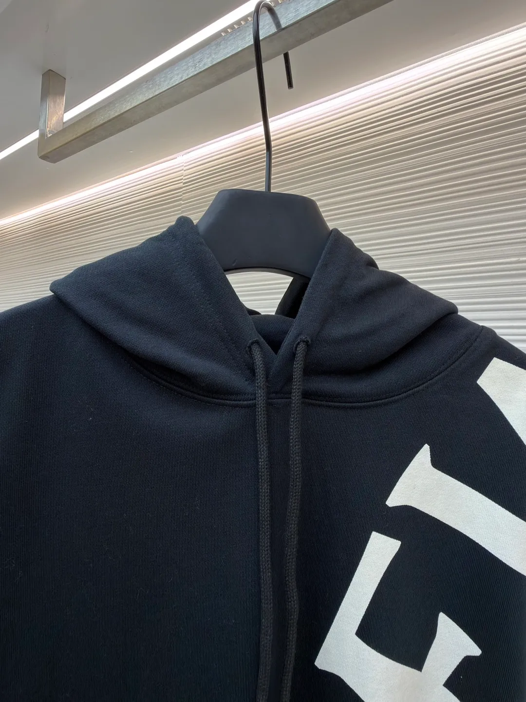 Loewe printed hooded sweatshirt ●Item number: 1682306-B00 ●Material: 100% cotton ●Technology: Printed production ●Color: black ●Version: Fitted version ●Weight: about 845 grams ●Size: S-M-L-XL ●Description: Customized high-count 100% cotton sweatshirt base fabric, as delicate as silk, comfortable and close to the skin, with deep black as the main tone, containing mystery and elegance The eye-catching white LOEWE print on the side is embellished. It declares the nobility of the brand with a bold design. It instantly becomes the focus of the visual and shows the luxurious style. Imported pulp discharge printing is printed on the dyed fabric with a discharge agent to destroy the dye to form a pattern. The printing process prints colorful patterns while discharge. The lines are clear and the pattern is fine. The color fastness is strong, and the fabric has been washed. It has a better hand feel. It is not easy to deform, not easy to shrink, not easy to fade, and maintains long-term beauty. The overall wiring is straight and delicate, the fabric is comfortable and soft, and the color is consistent without color difference. It can be matched with the same style to create a fashionable look and control various occasions. Customized accessories, complete with three standards, same style for men and women!