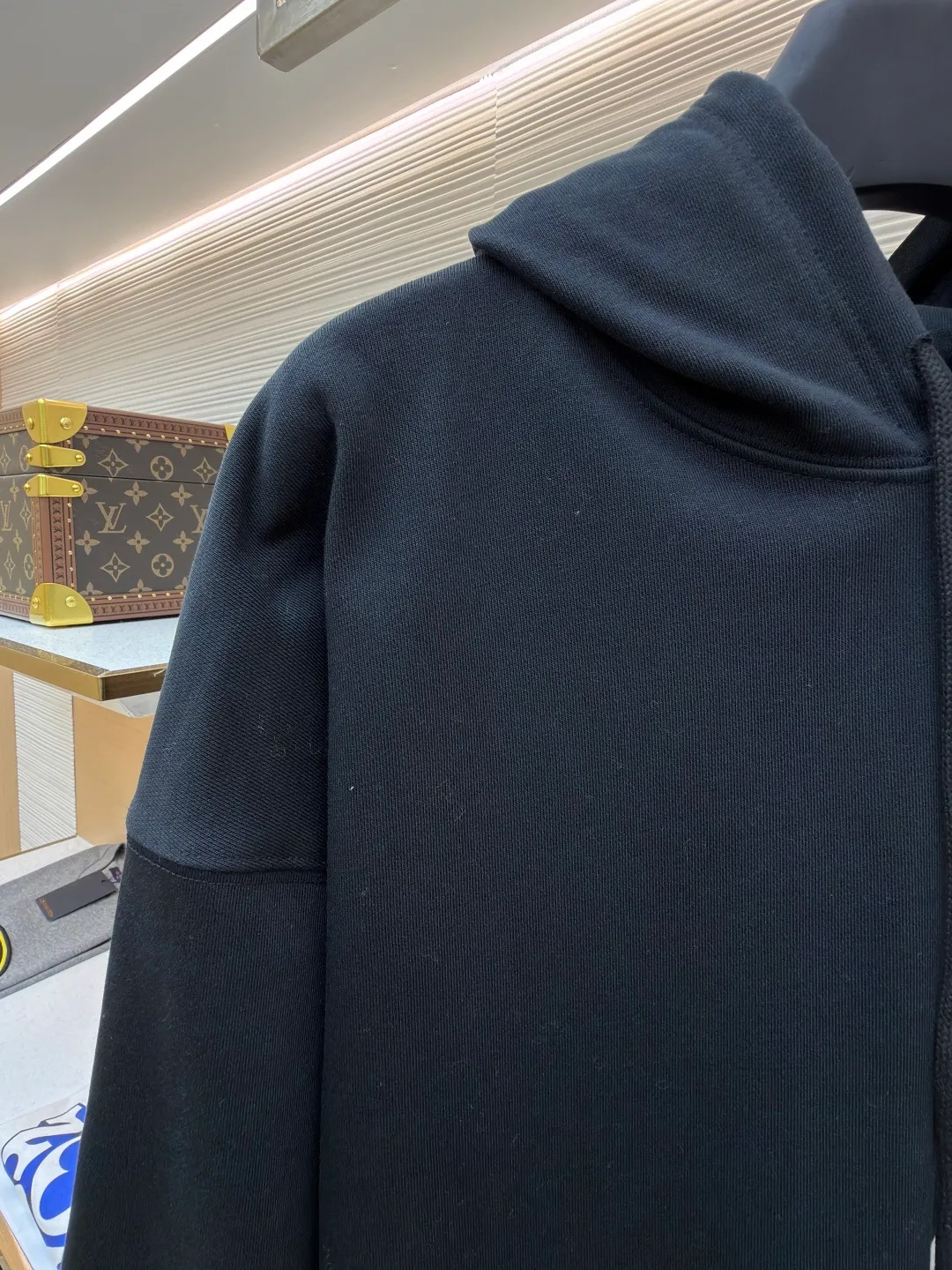 Loewe printed hooded sweatshirt ●Item number: 1682306-B00 ●Material: 100% cotton ●Technology: Printed production ●Color: black ●Version: Fitted version ●Weight: about 845 grams ●Size: S-M-L-XL ●Description: Customized high-count 100% cotton sweatshirt base fabric, as delicate as silk, comfortable and close to the skin, with deep black as the main tone, containing mystery and elegance The eye-catching white LOEWE print on the side is embellished. It declares the nobility of the brand with a bold design. It instantly becomes the focus of the visual and shows the luxurious style. Imported pulp discharge printing is printed on the dyed fabric with a discharge agent to destroy the dye to form a pattern. The printing process prints colorful patterns while discharge. The lines are clear and the pattern is fine. The color fastness is strong, and the fabric has been washed. It has a better hand feel. It is not easy to deform, not easy to shrink, not easy to fade, and maintains long-term beauty. The overall wiring is straight and delicate, the fabric is comfortable and soft, and the color is consistent without color difference. It can be matched with the same style to create a fashionable look and control various occasions. Customized accessories, complete with three standards, same style for men and women!