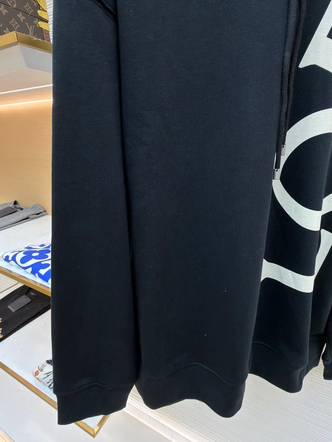 Loewe printed hooded sweatshirt ●Item number: 1682306-B00 ●Material: 100% cotton ●Technology: Printed production ●Color: black ●Version: Fitted version ●Weight: about 845 grams ●Size: S-M-L-XL ●Description: Customized high-count 100% cotton sweatshirt base fabric, as delicate as silk, comfortable and close to the skin, with deep black as the main tone, containing mystery and elegance The eye-catching white LOEWE print on the side is embellished. It declares the nobility of the brand with a bold design. It instantly becomes the focus of the visual and shows the luxurious style. Imported pulp discharge printing is printed on the dyed fabric with a discharge agent to destroy the dye to form a pattern. The printing process prints colorful patterns while discharge. The lines are clear and the pattern is fine. The color fastness is strong, and the fabric has been washed. It has a better hand feel. It is not easy to deform, not easy to shrink, not easy to fade, and maintains long-term beauty. The overall wiring is straight and delicate, the fabric is comfortable and soft, and the color is consistent without color difference. It can be matched with the same style to create a fashionable look and control various occasions. Customized accessories, complete with three standards, same style for men and women!