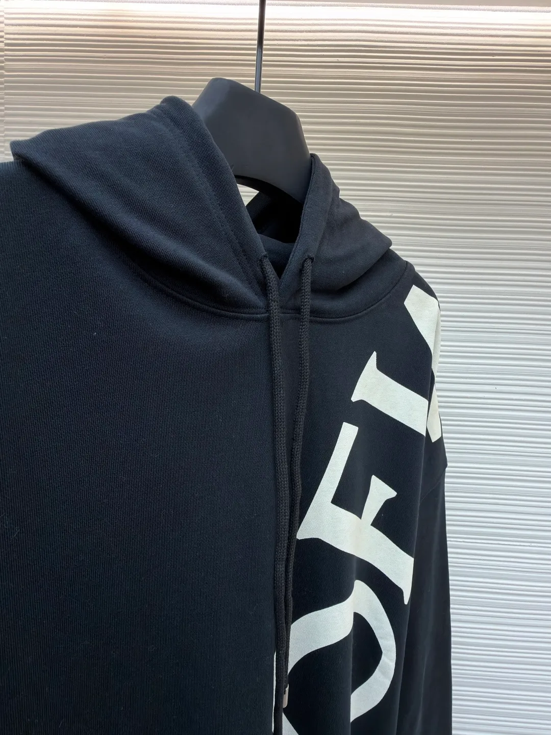 Loewe printed hooded sweatshirt ●Item number: 1682306-B00 ●Material: 100% cotton ●Technology: Printed production ●Color: black ●Version: Fitted version ●Weight: about 845 grams ●Size: S-M-L-XL ●Description: Customized high-count 100% cotton sweatshirt base fabric, as delicate as silk, comfortable and close to the skin, with deep black as the main tone, containing mystery and elegance The eye-catching white LOEWE print on the side is embellished. It declares the nobility of the brand with a bold design. It instantly becomes the focus of the visual and shows the luxurious style. Imported pulp discharge printing is printed on the dyed fabric with a discharge agent to destroy the dye to form a pattern. The printing process prints colorful patterns while discharge. The lines are clear and the pattern is fine. The color fastness is strong, and the fabric has been washed. It has a better hand feel. It is not easy to deform, not easy to shrink, not easy to fade, and maintains long-term beauty. The overall wiring is straight and delicate, the fabric is comfortable and soft, and the color is consistent without color difference. It can be matched with the same style to create a fashionable look and control various occasions. Customized accessories, complete with three standards, same style for men and women!