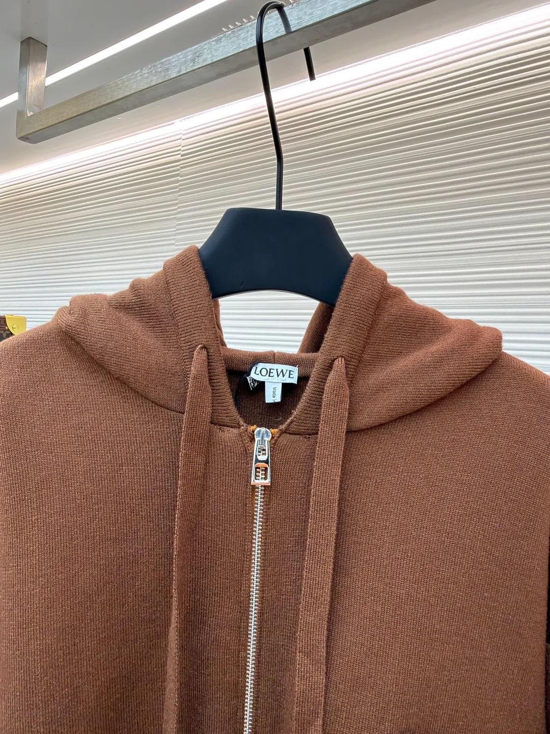 Loewe leather label pocket knitted zipper hoodie ●Original version: purchased and developed for 15900 ●Item number: 1681812-B15 ●Fabric: wool blended fabric ●Technology: knitted patch production ●Color: brown ●Version: fitted version ●Weight: about 1040 grams ●Size: S-M-L-XL ●Description: Made of 55% merino wool and woven with a 14-needle imported machine. The entire garment weighs about 960-1000 grams. The upper body shape is very three-dimensional. The thermal insulation effect is also very good when worn outside. The leather label is made of double-layer composite imitation cowhide, and the process adopts three-dimensional relief embossing technology, and the Anagram icon is embossed with high temperature. Laser positioning and wiring, each piece of clothing passes multi-layer quality inspection before being shipped. The zippers are made of No. 5 bright white electroplated zippers, the LOEWE brand logo is electroplated and engraved on the sides, and the pull teeth are made of Euler electroplated teeth. Garment washing - removal of wool impurities - color fixation - fixed fit medium weight wool hooded sweatshirt. *Regular fit, standard length*Double side seams*Hooded collar*Leather chest patch pocket*Front zip closure*Ribbed cuffs and hem*Chest pocket trim. The overall wiring is straight and delicate, the fabric is comfortable and soft, and the color is consistent without color difference. It can be matched with the same style to create a fashionable look and control various occasions. Customized accessories, complete with three standards, same style for men and women!