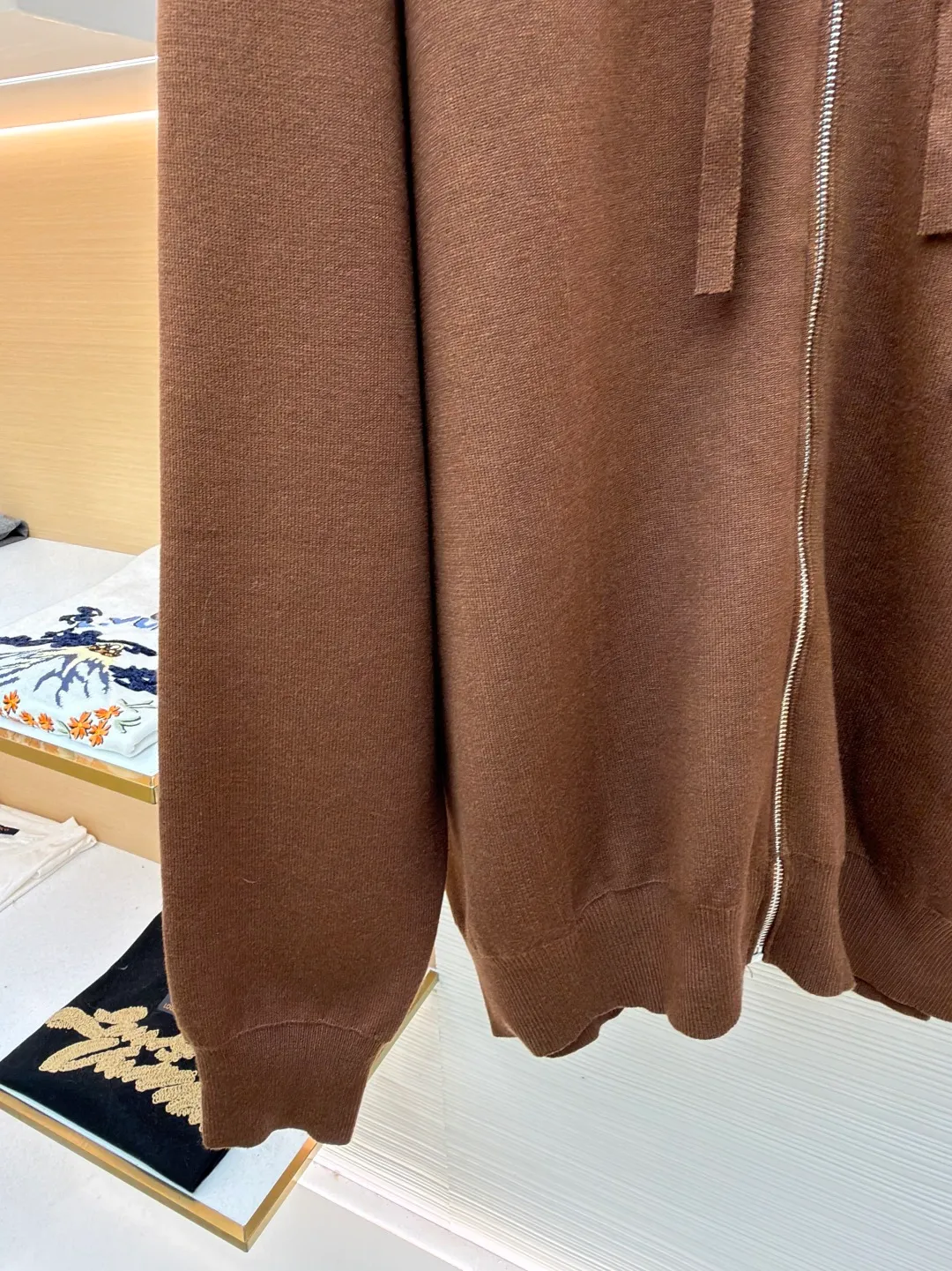 Loewe leather label pocket knitted zipper hoodie ●Original version: purchased and developed for 15900 ●Item number: 1681812-B15 ●Fabric: wool blended fabric ●Technology: knitted patch production ●Color: brown ●Version: fitted version ●Weight: about 1040 grams ●Size: S-M-L-XL ●Description: Made of 55% merino wool and woven with a 14-needle imported machine. The entire garment weighs about 960-1000 grams. The upper body shape is very three-dimensional. The thermal insulation effect is also very good when worn outside. The leather label is made of double-layer composite imitation cowhide, and the process adopts three-dimensional relief embossing technology, and the Anagram icon is embossed with high temperature. Laser positioning and wiring, each piece of clothing passes multi-layer quality inspection before being shipped. The zippers are made of No. 5 bright white electroplated zippers, the LOEWE brand logo is electroplated and engraved on the sides, and the pull teeth are made of Euler electroplated teeth. Garment washing - removal of wool impurities - color fixation - fixed fit medium weight wool hooded sweatshirt. *Regular fit, standard length*Double side seams*Hooded collar*Leather chest patch pocket*Front zip closure*Ribbed cuffs and hem*Chest pocket trim. The overall wiring is straight and delicate, the fabric is comfortable and soft, and the color is consistent without color difference. It can be matched with the same style to create a fashionable look and control various occasions. Customized accessories, complete with three standards, same style for men and women!