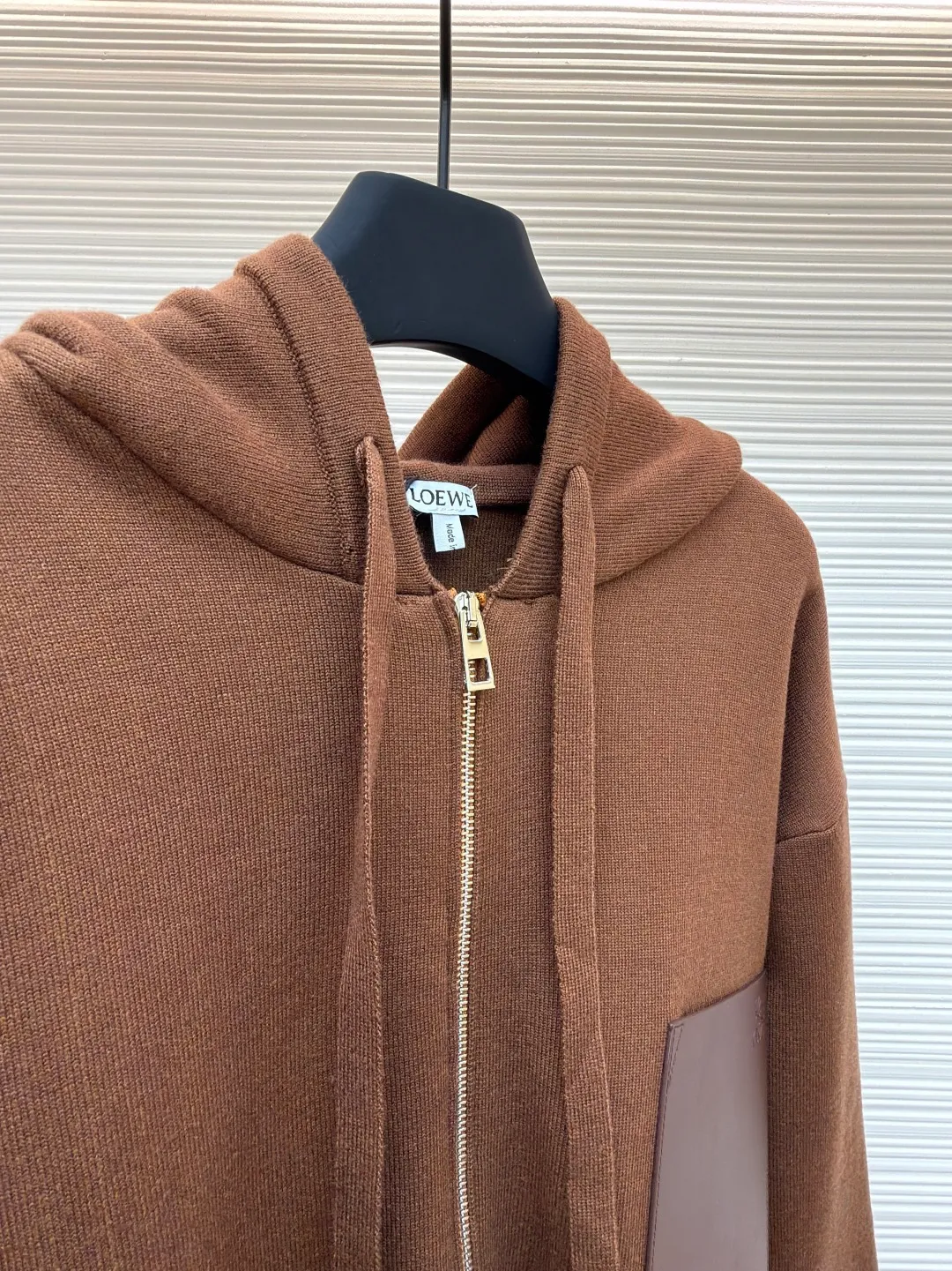 Loewe leather label pocket knitted zipper hoodie ●Original version: purchased and developed for 15900 ●Item number: 1681812-B15 ●Fabric: wool blended fabric ●Technology: knitted patch production ●Color: brown ●Version: fitted version ●Weight: about 1040 grams ●Size: S-M-L-XL ●Description: Made of 55% merino wool and woven with a 14-needle imported machine. The entire garment weighs about 960-1000 grams. The upper body shape is very three-dimensional. The thermal insulation effect is also very good when worn outside. The leather label is made of double-layer composite imitation cowhide, and the process adopts three-dimensional relief embossing technology, and the Anagram icon is embossed with high temperature. Laser positioning and wiring, each piece of clothing passes multi-layer quality inspection before being shipped. The zippers are made of No. 5 bright white electroplated zippers, the LOEWE brand logo is electroplated and engraved on the sides, and the pull teeth are made of Euler electroplated teeth. Garment washing - removal of wool impurities - color fixation - fixed fit medium weight wool hooded sweatshirt. *Regular fit, standard length*Double side seams*Hooded collar*Leather chest patch pocket*Front zip closure*Ribbed cuffs and hem*Chest pocket trim. The overall wiring is straight and delicate, the fabric is comfortable and soft, and the color is consistent without color difference. It can be matched with the same style to create a fashionable look and control various occasions. Customized accessories, complete with three standards, same style for men and women!