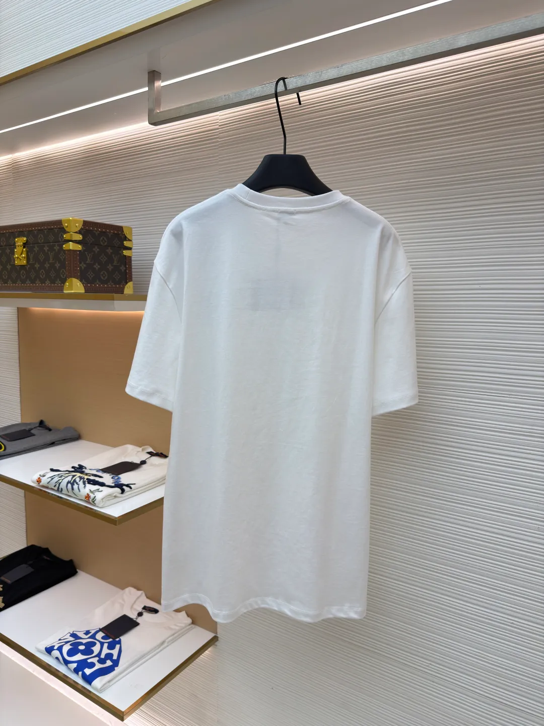 Loewe patch pocket embroidered short sleeves ●Original version: purchased and developed for 4800 ●Item number: 1682359-X90 ●Material: cotton fabric ●Technology: embroidery production ●Color: white ●Version: Fitted version ●Weight: about 320 grams ●Size: S-M-L-XL ●Description: Customized satin precision super soft nylon cotton, delicate and soft, comfortable and skin-friendly, with classic black as the curtain, giving a deep sensory luxury The pockets are left blank and embellished with LOEWE embroidery. It is low-key and powerful and shines like a work of art. The pocket style exudes unique charm, simple yet out of style. A patch pocket hides the code word of minimalism. Adopt imported machine embroidery technology, use advanced computer control systems and precision mechanical components to achieve oewe embroidery operations with high precision. The lines are smooth and delicate. The fabrics have been washed and have a better hand feel and texture. They are not easy to deform, shrink or fade, and maintain long-term beauty. The overall wiring is straight and delicate, the fabric is comfortable and soft, and the color is consistent without color difference. It can be matched with the same style to create a fashionable look and control various occasions. Customized accessories, complete with three standards, same style for men and women!