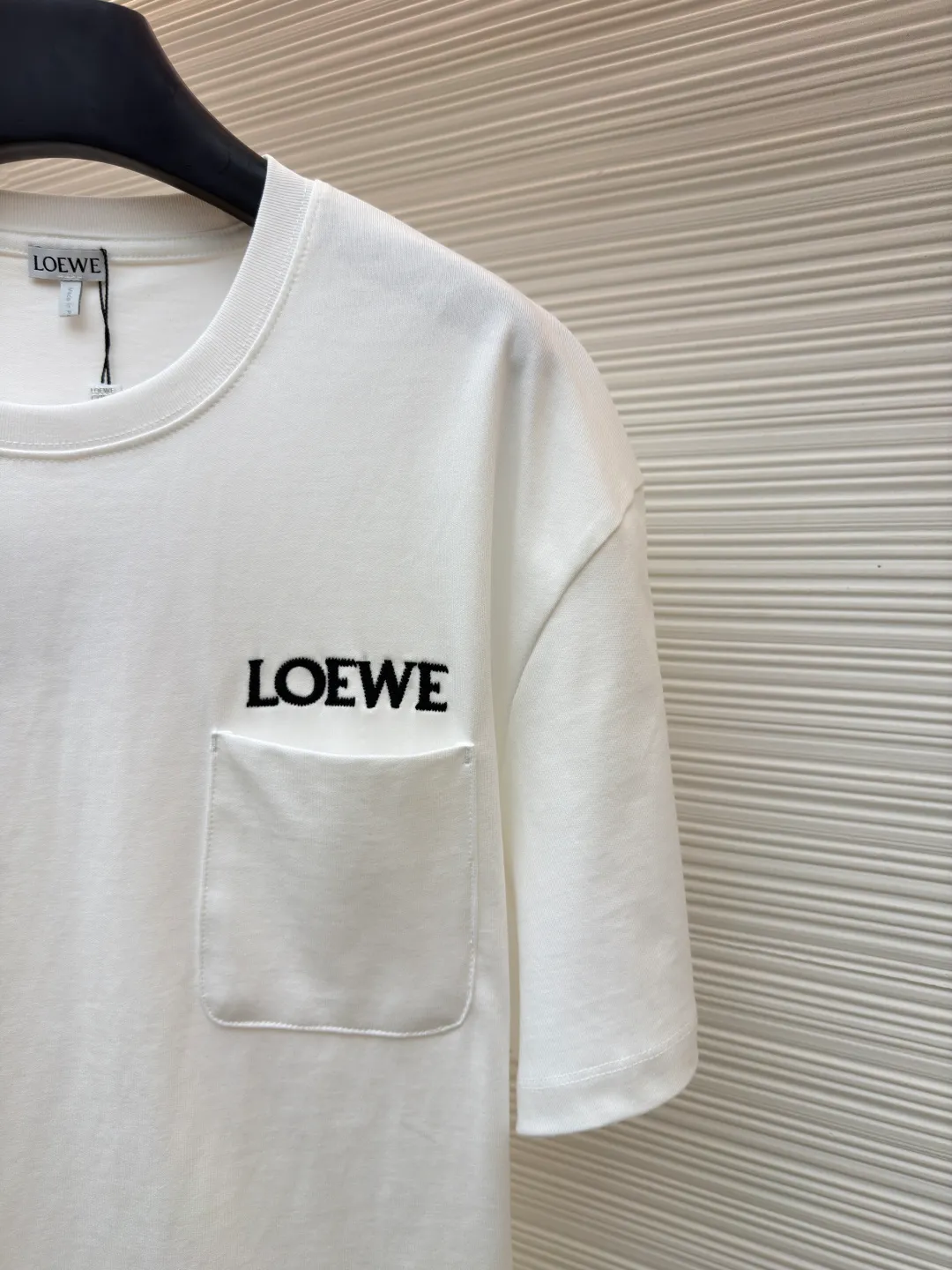 Loewe patch pocket embroidered short sleeves ●Original version: purchased and developed for 4800 ●Item number: 1682359-X90 ●Material: cotton fabric ●Technology: embroidery production ●Color: white ●Version: Fitted version ●Weight: about 320 grams ●Size: S-M-L-XL ●Description: Customized satin precision super soft nylon cotton, delicate and soft, comfortable and skin-friendly, with classic black as the curtain, giving a deep sensory luxury The pockets are left blank and embellished with LOEWE embroidery. It is low-key and powerful and shines like a work of art. The pocket style exudes unique charm, simple yet out of style. A patch pocket hides the code word of minimalism. Adopt imported machine embroidery technology, use advanced computer control systems and precision mechanical components to achieve oewe embroidery operations with high precision. The lines are smooth and delicate. The fabrics have been washed and have a better hand feel and texture. They are not easy to deform, shrink or fade, and maintain long-term beauty. The overall wiring is straight and delicate, the fabric is comfortable and soft, and the color is consistent without color difference. It can be matched with the same style to create a fashionable look and control various occasions. Customized accessories, complete with three standards, same style for men and women!