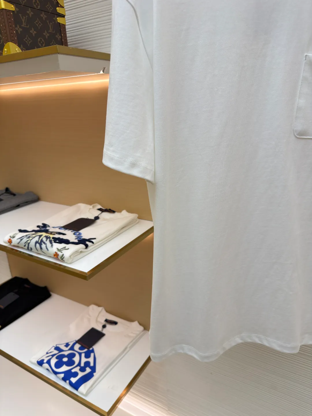 Loewe patch pocket embroidered short sleeves ●Original version: purchased and developed for 4800 ●Item number: 1682359-X90 ●Material: cotton fabric ●Technology: embroidery production ●Color: white ●Version: Fitted version ●Weight: about 320 grams ●Size: S-M-L-XL ●Description: Customized satin precision super soft nylon cotton, delicate and soft, comfortable and skin-friendly, with classic black as the curtain, giving a deep sensory luxury The pockets are left blank and embellished with LOEWE embroidery. It is low-key and powerful and shines like a work of art. The pocket style exudes unique charm, simple yet out of style. A patch pocket hides the code word of minimalism. Adopt imported machine embroidery technology, use advanced computer control systems and precision mechanical components to achieve oewe embroidery operations with high precision. The lines are smooth and delicate. The fabrics have been washed and have a better hand feel and texture. They are not easy to deform, shrink or fade, and maintain long-term beauty. The overall wiring is straight and delicate, the fabric is comfortable and soft, and the color is consistent without color difference. It can be matched with the same style to create a fashionable look and control various occasions. Customized accessories, complete with three standards, same style for men and women!