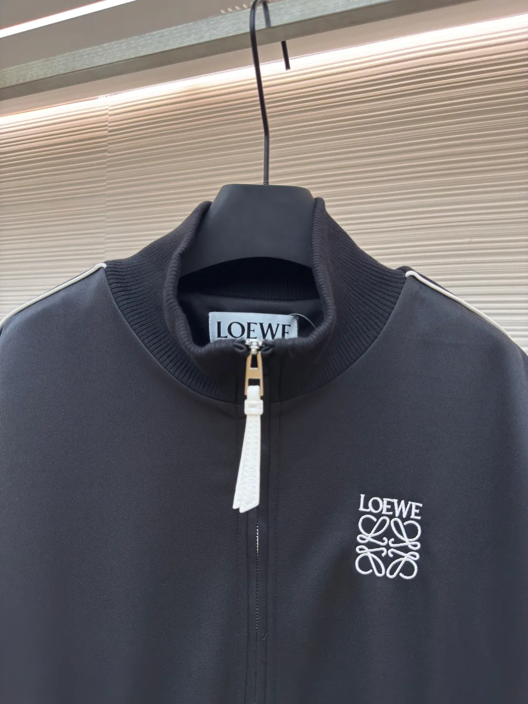 LOEWE Embroidered Ribbon Jacket ●Authentic product: Purchased and developed for 12900 ●Item number: 1680233-B40 ●Fabric: pure cotton fabric ●Technology: embroidery production ●Version: Loose version ●Weight: about 855 grams ●Size: S-M-L-XL ●Description: Made of 40-count genuine mercerized double-sided, original customized fabric. Woven by the latest imported looms, with high-density texture and a very three-dimensional ready-to-wear pattern. The embroidery uses three-dimensional plane embroidery, and the number of high-density embroidery needles is as high as 6,400. The waistband is made of pure cotton custom-woven jacquard technology, and the entire waistband has the LOEWE brand logo. The back pocket zipper is made of 100% nylon custom material, and the zipper has the LOEWE brand logo. The webbing is made of pure cotton and the original size is 1:1, and the letter tape is made of silver yarn. The overall wiring is straight and delicate, the fabric is comfortable and soft, and the color is consistent without color difference. It can be matched with the same style to create a fashionable look and control various occasions. Customized accessories, complete with three standards, same style for men and women!