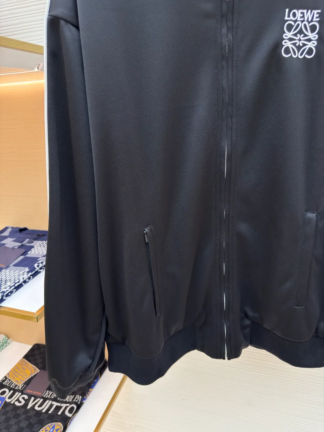LOEWE Embroidered Ribbon Jacket ●Authentic product: Purchased and developed for 12900 ●Item number: 1680233-B40 ●Fabric: pure cotton fabric ●Technology: embroidery production ●Version: Loose version ●Weight: about 855 grams ●Size: S-M-L-XL ●Description: Made of 40-count genuine mercerized double-sided, original customized fabric. Woven by the latest imported looms, with high-density texture and a very three-dimensional ready-to-wear pattern. The embroidery uses three-dimensional plane embroidery, and the number of high-density embroidery needles is as high as 6,400. The waistband is made of pure cotton custom-woven jacquard technology, and the entire waistband has the LOEWE brand logo. The back pocket zipper is made of 100% nylon custom material, and the zipper has the LOEWE brand logo. The webbing is made of pure cotton and the original size is 1:1, and the letter tape is made of silver yarn. The overall wiring is straight and delicate, the fabric is comfortable and soft, and the color is consistent without color difference. It can be matched with the same style to create a fashionable look and control various occasions. Customized accessories, complete with three standards, same style for men and women!