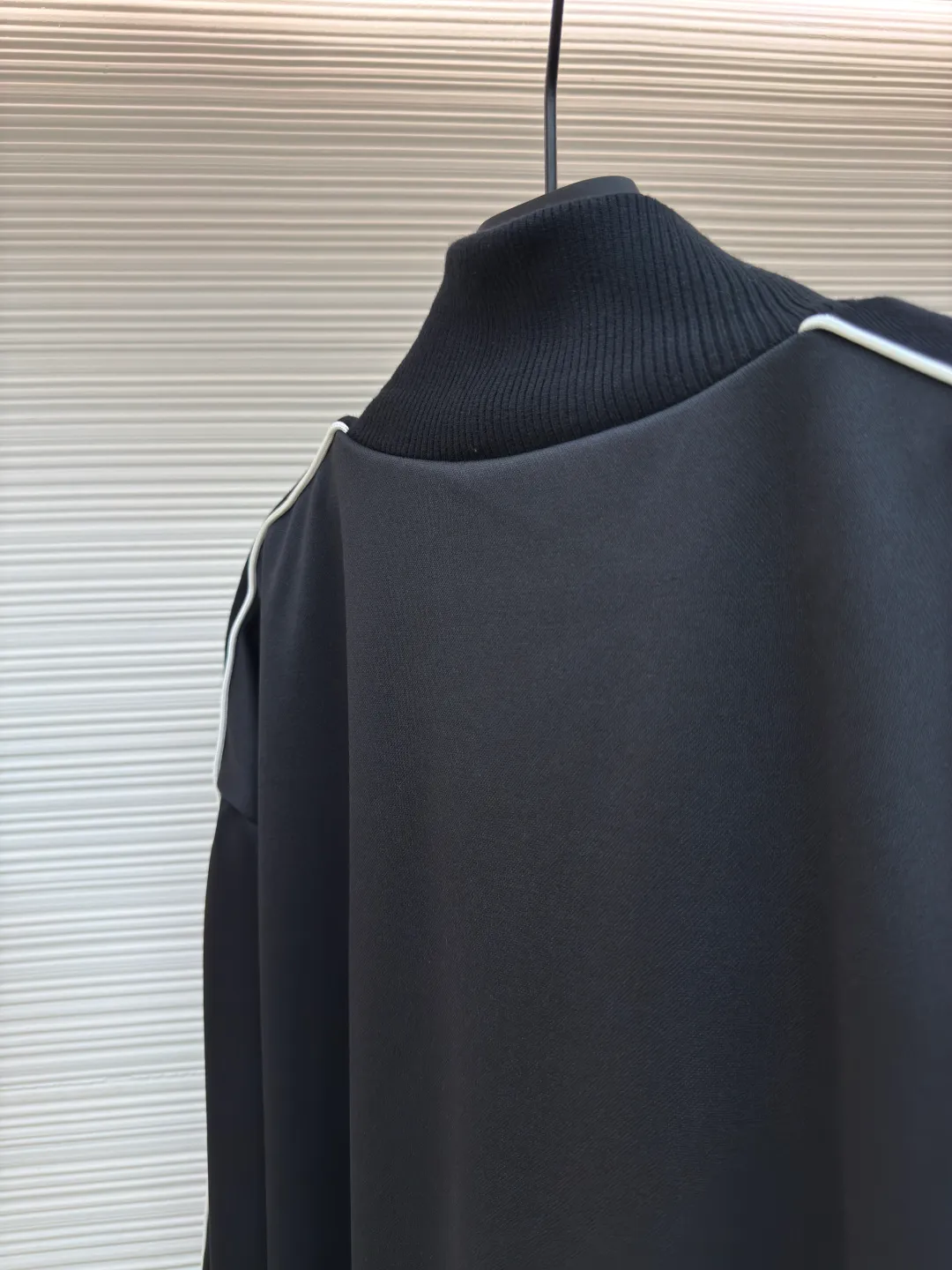 LOEWE Embroidered Ribbon Jacket ●Authentic product: Purchased and developed for 12900 ●Item number: 1680233-B40 ●Fabric: pure cotton fabric ●Technology: embroidery production ●Version: Loose version ●Weight: about 855 grams ●Size: S-M-L-XL ●Description: Made of 40-count genuine mercerized double-sided, original customized fabric. Woven by the latest imported looms, with high-density texture and a very three-dimensional ready-to-wear pattern. The embroidery uses three-dimensional plane embroidery, and the number of high-density embroidery needles is as high as 6,400. The waistband is made of pure cotton custom-woven jacquard technology, and the entire waistband has the LOEWE brand logo. The back pocket zipper is made of 100% nylon custom material, and the zipper has the LOEWE brand logo. The webbing is made of pure cotton and the original size is 1:1, and the letter tape is made of silver yarn. The overall wiring is straight and delicate, the fabric is comfortable and soft, and the color is consistent without color difference. It can be matched with the same style to create a fashionable look and control various occasions. Customized accessories, complete with three standards, same style for men and women!