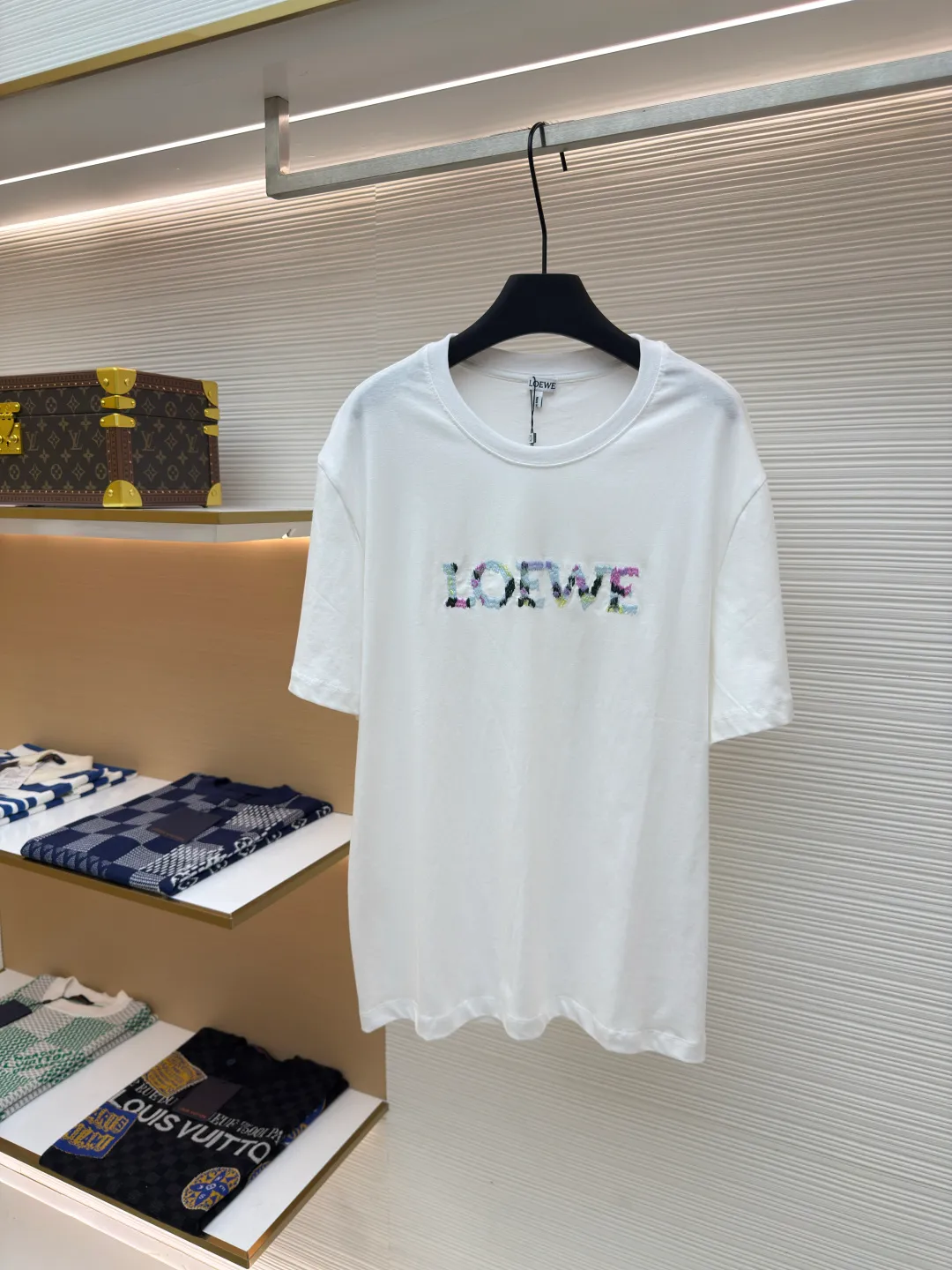 LOEWE oil painting embroidery short sleeves ●Authentic product: Purchased and developed by 2709 ●Item number: 1680217-X85 ●Material: compact cotton ●Technology: embroidery ●Version: fitted version ●Weight: about 225 grams ●Size: S-M-L-XL ●Description: Made of 24S special woven compact cotton, 185g; with 32S1X1 tensioner thread, 220g. Due to the relatively fine 24-count yarn, the fabric can be very soft to the touch, lightweight and highly breathable. The core material of multi-color blended yarn embroidery technology is blended from a variety of fibers of different colors to form a unique color gradient or mottled effect. Carry out color matching and layout planning according to the pattern design and the color of the blended yarn; ensure color matching and transition, as well as uniform and neat stitching. The overall wiring is straight and delicate, the fabric is comfortable and soft, and the color is consistent without color difference. It can be matched with the same style to create a fashionable look and control various occasions. Customized accessories, complete with three standards, same style for men and women!
