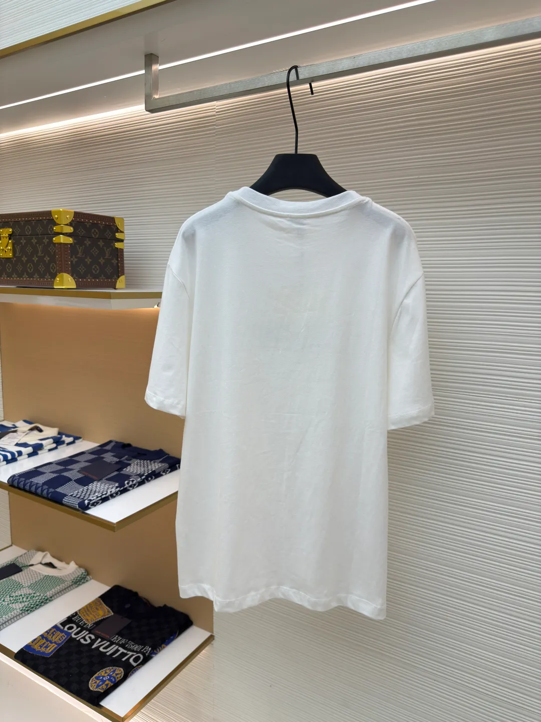 LOEWE oil painting embroidery short sleeves ●Authentic product: Purchased and developed by 2709 ●Item number: 1680217-X85 ●Material: compact cotton ●Technology: embroidery ●Version: fitted version ●Weight: about 225 grams ●Size: S-M-L-XL ●Description: Made of 24S special woven compact cotton, 185g; with 32S1X1 tensioner thread, 220g. Due to the relatively fine 24-count yarn, the fabric can be very soft to the touch, lightweight and highly breathable. The core material of multi-color blended yarn embroidery technology is blended from a variety of fibers of different colors to form a unique color gradient or mottled effect. Carry out color matching and layout planning according to the pattern design and the color of the blended yarn; ensure color matching and transition, as well as uniform and neat stitching. The overall wiring is straight and delicate, the fabric is comfortable and soft, and the color is consistent without color difference. It can be matched with the same style to create a fashionable look and control various occasions. Customized accessories, complete with three standards, same style for men and women!