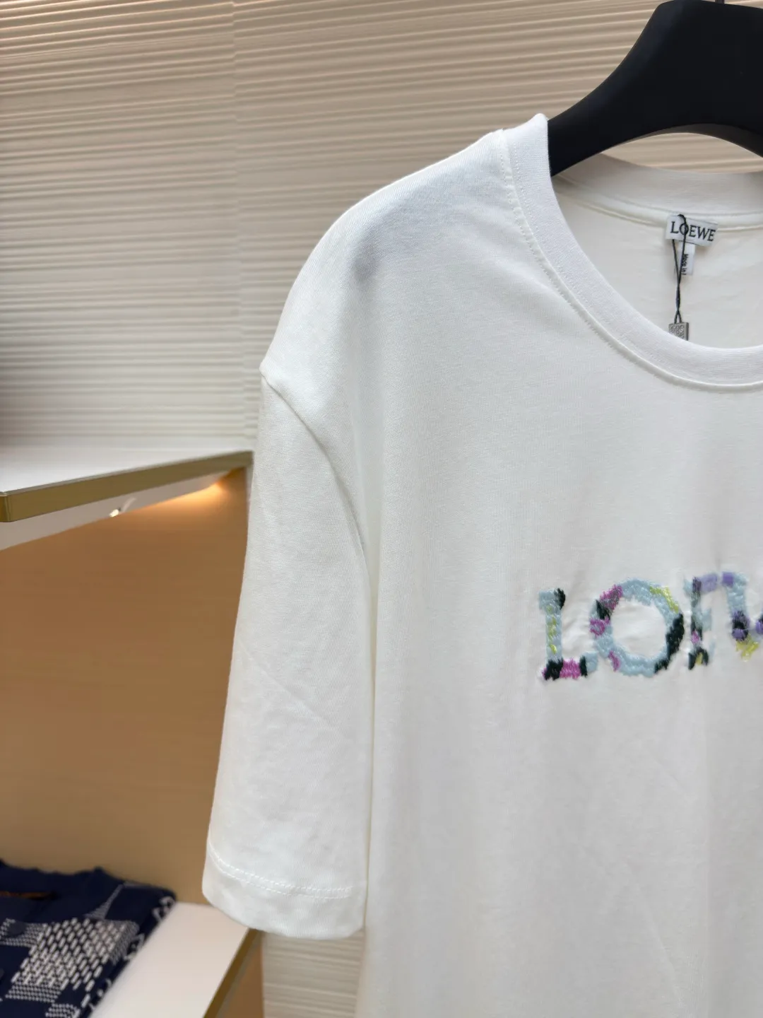 LOEWE oil painting embroidery short sleeves ●Authentic product: Purchased and developed by 2709 ●Item number: 1680217-X85 ●Material: compact cotton ●Technology: embroidery ●Version: fitted version ●Weight: about 225 grams ●Size: S-M-L-XL ●Description: Made of 24S special woven compact cotton, 185g; with 32S1X1 tensioner thread, 220g. Due to the relatively fine 24-count yarn, the fabric can be very soft to the touch, lightweight and highly breathable. The core material of multi-color blended yarn embroidery technology is blended from a variety of fibers of different colors to form a unique color gradient or mottled effect. Carry out color matching and layout planning according to the pattern design and the color of the blended yarn; ensure color matching and transition, as well as uniform and neat stitching. The overall wiring is straight and delicate, the fabric is comfortable and soft, and the color is consistent without color difference. It can be matched with the same style to create a fashionable look and control various occasions. Customized accessories, complete with three standards, same style for men and women!