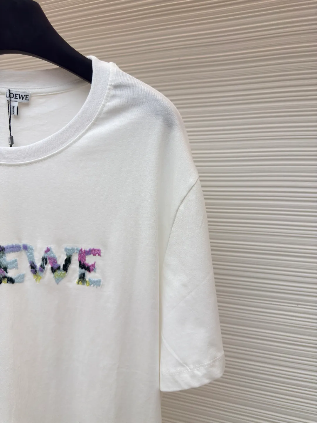 LOEWE oil painting embroidery short sleeves ●Authentic product: Purchased and developed by 2709 ●Item number: 1680217-X85 ●Material: compact cotton ●Technology: embroidery ●Version: fitted version ●Weight: about 225 grams ●Size: S-M-L-XL ●Description: Made of 24S special woven compact cotton, 185g; with 32S1X1 tensioner thread, 220g. Due to the relatively fine 24-count yarn, the fabric can be very soft to the touch, lightweight and highly breathable. The core material of multi-color blended yarn embroidery technology is blended from a variety of fibers of different colors to form a unique color gradient or mottled effect. Carry out color matching and layout planning according to the pattern design and the color of the blended yarn; ensure color matching and transition, as well as uniform and neat stitching. The overall wiring is straight and delicate, the fabric is comfortable and soft, and the color is consistent without color difference. It can be matched with the same style to create a fashionable look and control various occasions. Customized accessories, complete with three standards, same style for men and women!