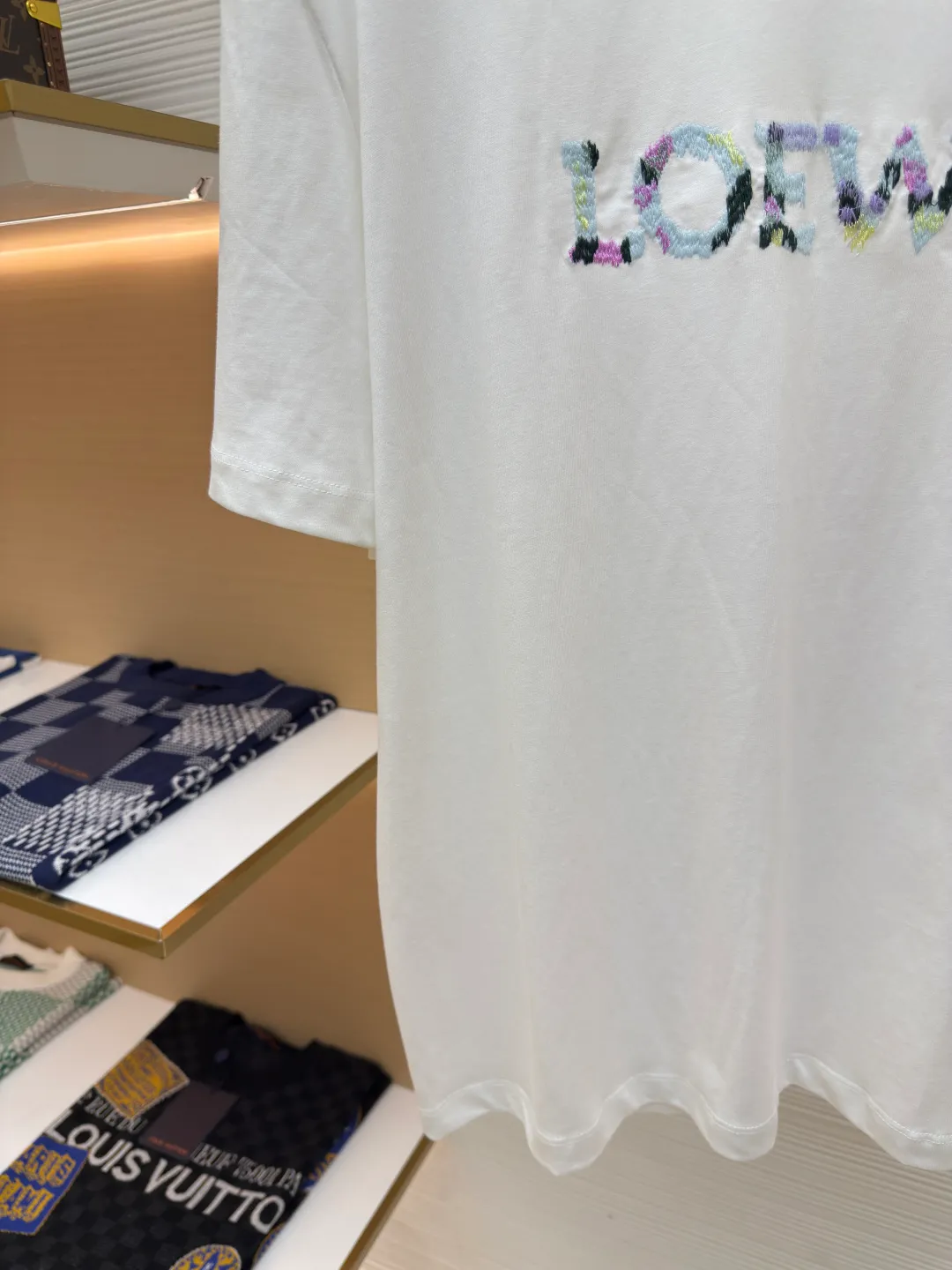 LOEWE oil painting embroidery short sleeves ●Authentic product: Purchased and developed by 2709 ●Item number: 1680217-X85 ●Material: compact cotton ●Technology: embroidery ●Version: fitted version ●Weight: about 225 grams ●Size: S-M-L-XL ●Description: Made of 24S special woven compact cotton, 185g; with 32S1X1 tensioner thread, 220g. Due to the relatively fine 24-count yarn, the fabric can be very soft to the touch, lightweight and highly breathable. The core material of multi-color blended yarn embroidery technology is blended from a variety of fibers of different colors to form a unique color gradient or mottled effect. Carry out color matching and layout planning according to the pattern design and the color of the blended yarn; ensure color matching and transition, as well as uniform and neat stitching. The overall wiring is straight and delicate, the fabric is comfortable and soft, and the color is consistent without color difference. It can be matched with the same style to create a fashionable look and control various occasions. Customized accessories, complete with three standards, same style for men and women!