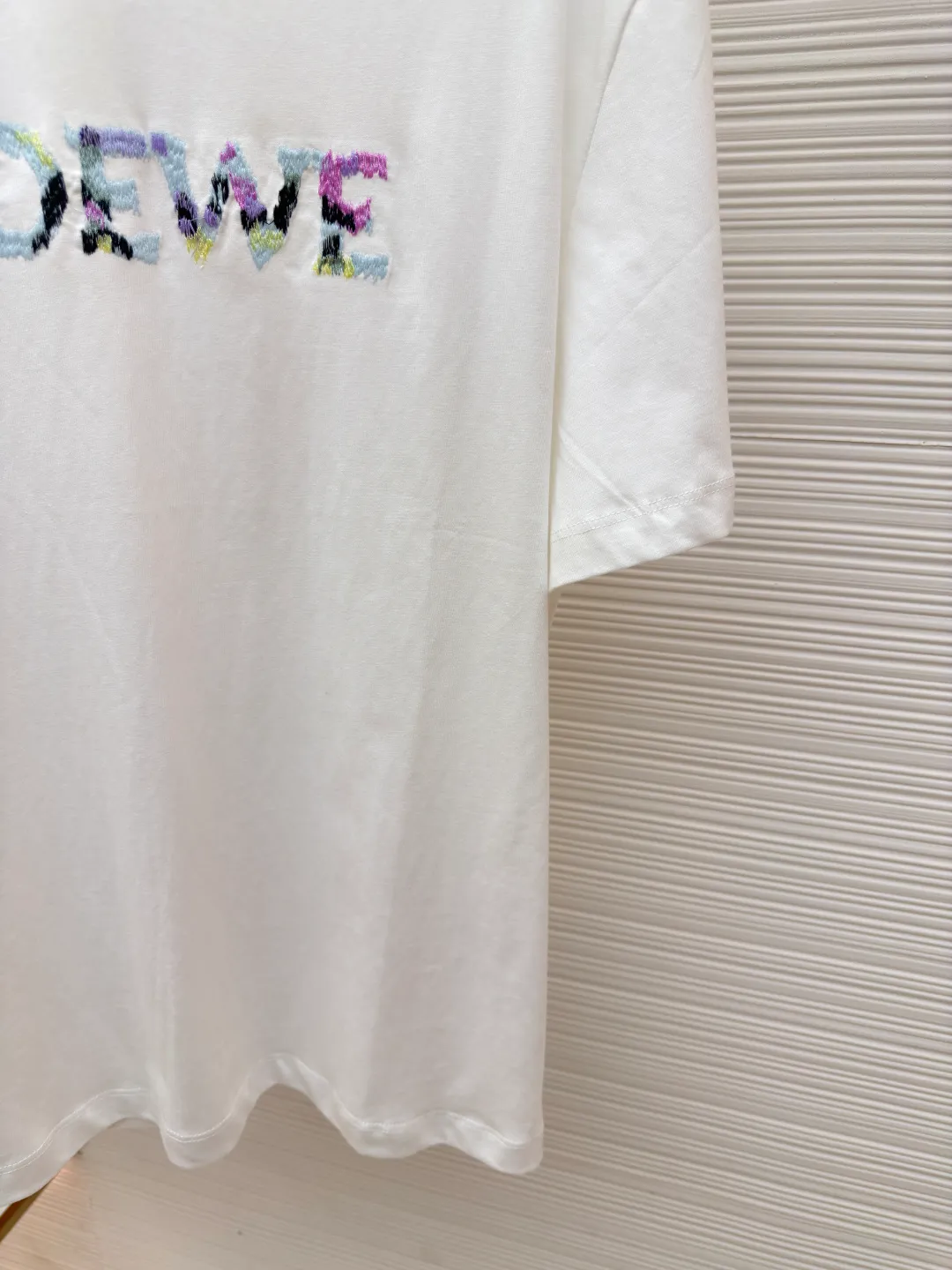 LOEWE oil painting embroidery short sleeves ●Authentic product: Purchased and developed by 2709 ●Item number: 1680217-X85 ●Material: compact cotton ●Technology: embroidery ●Version: fitted version ●Weight: about 225 grams ●Size: S-M-L-XL ●Description: Made of 24S special woven compact cotton, 185g; with 32S1X1 tensioner thread, 220g. Due to the relatively fine 24-count yarn, the fabric can be very soft to the touch, lightweight and highly breathable. The core material of multi-color blended yarn embroidery technology is blended from a variety of fibers of different colors to form a unique color gradient or mottled effect. Carry out color matching and layout planning according to the pattern design and the color of the blended yarn; ensure color matching and transition, as well as uniform and neat stitching. The overall wiring is straight and delicate, the fabric is comfortable and soft, and the color is consistent without color difference. It can be matched with the same style to create a fashionable look and control various occasions. Customized accessories, complete with three standards, same style for men and women!
