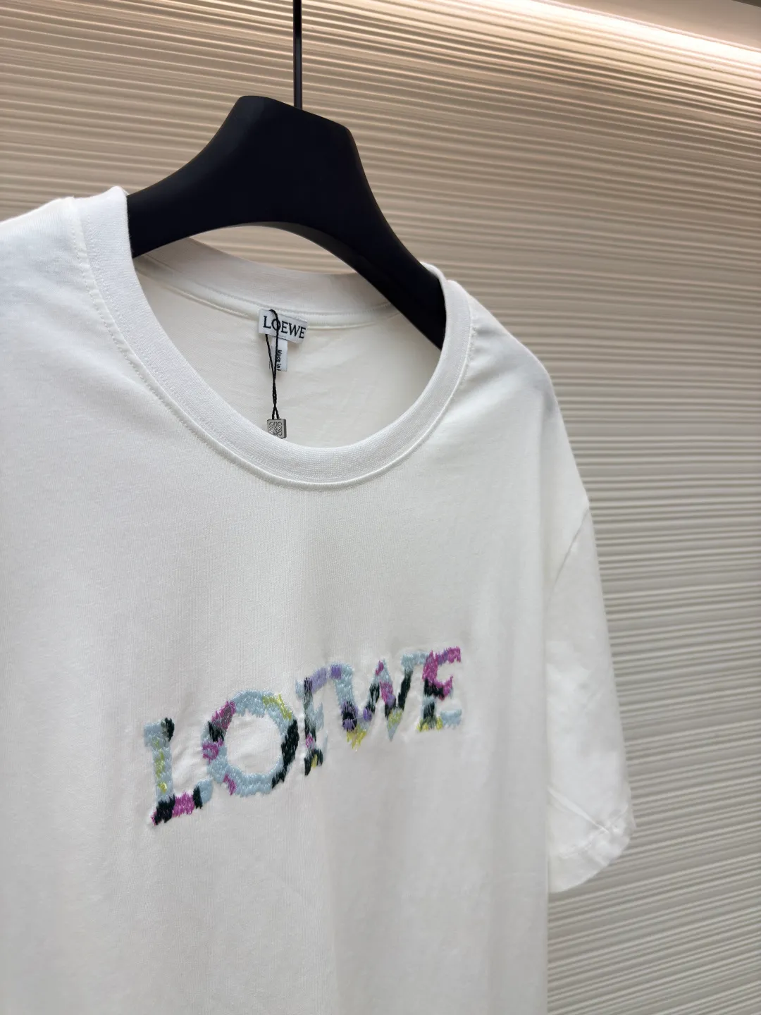 LOEWE oil painting embroidery short sleeves ●Authentic product: Purchased and developed by 2709 ●Item number: 1680217-X85 ●Material: compact cotton ●Technology: embroidery ●Version: fitted version ●Weight: about 225 grams ●Size: S-M-L-XL ●Description: Made of 24S special woven compact cotton, 185g; with 32S1X1 tensioner thread, 220g. Due to the relatively fine 24-count yarn, the fabric can be very soft to the touch, lightweight and highly breathable. The core material of multi-color blended yarn embroidery technology is blended from a variety of fibers of different colors to form a unique color gradient or mottled effect. Carry out color matching and layout planning according to the pattern design and the color of the blended yarn; ensure color matching and transition, as well as uniform and neat stitching. The overall wiring is straight and delicate, the fabric is comfortable and soft, and the color is consistent without color difference. It can be matched with the same style to create a fashionable look and control various occasions. Customized accessories, complete with three standards, same style for men and women!