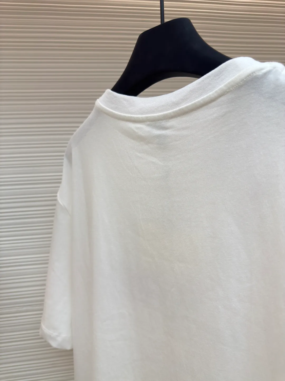 LOEWE oil painting embroidery short sleeves ●Authentic product: Purchased and developed by 2709 ●Item number: 1680217-X85 ●Material: compact cotton ●Technology: embroidery ●Version: fitted version ●Weight: about 225 grams ●Size: S-M-L-XL ●Description: Made of 24S special woven compact cotton, 185g; with 32S1X1 tensioner thread, 220g. Due to the relatively fine 24-count yarn, the fabric can be very soft to the touch, lightweight and highly breathable. The core material of multi-color blended yarn embroidery technology is blended from a variety of fibers of different colors to form a unique color gradient or mottled effect. Carry out color matching and layout planning according to the pattern design and the color of the blended yarn; ensure color matching and transition, as well as uniform and neat stitching. The overall wiring is straight and delicate, the fabric is comfortable and soft, and the color is consistent without color difference. It can be matched with the same style to create a fashionable look and control various occasions. Customized accessories, complete with three standards, same style for men and women!