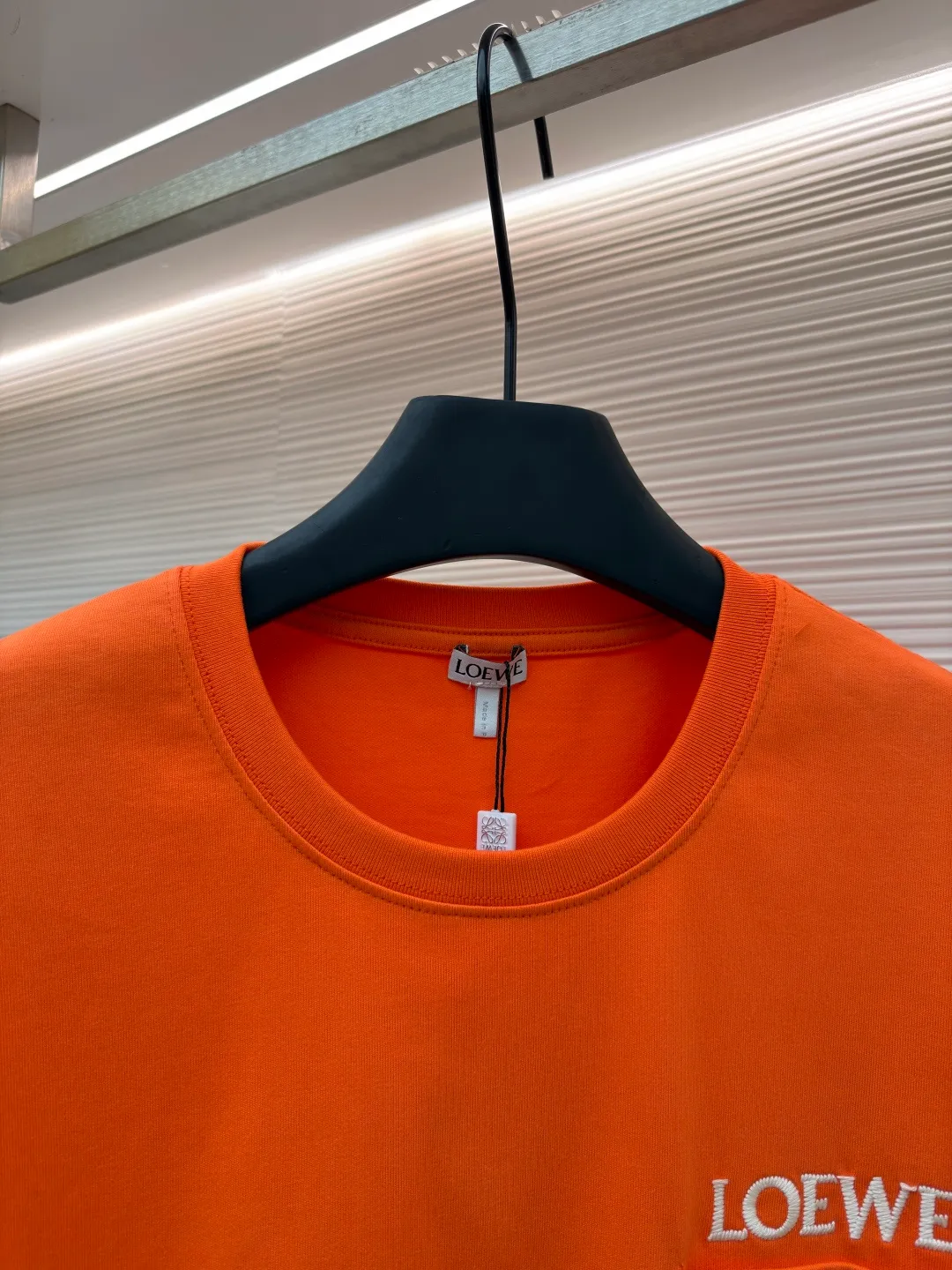 Loewe patch pocket embroidered short sleeves ●Original version: purchased and developed for 4800 ●Item number: 1682354-X90 ●Material: cotton fabric ●Technology: embroidery production ●Color: orange ●Version: Fitted version ●Weight: about 325 grams ●Size: S-M-L-XL ●Description: Customized satin precision super soft nylon cotton, delicate and soft, comfortable and skin-friendly, with classic black as the curtain, giving a deep sensory luxury The pockets are left blank and embellished with LOEWE embroidery. It is low-key and powerful and shines like a work of art. The pocket style exudes unique charm, simple yet out of style. A patch pocket hides the code word of minimalism. Adopt imported machine embroidery technology, use advanced computer control systems and precision mechanical components to achieve oewe embroidery operations with high precision. The lines are smooth and delicate. The fabrics have been washed and have a better hand feel and texture. They are not easy to deform, shrink or fade, and maintain long-term beauty. The overall wiring is straight and delicate, the fabric is comfortable and soft, and the color is consistent without color difference. It can be matched with the same style to create a fashionable look and control various occasions. Customized accessories, complete with three standards, same style for men and women!