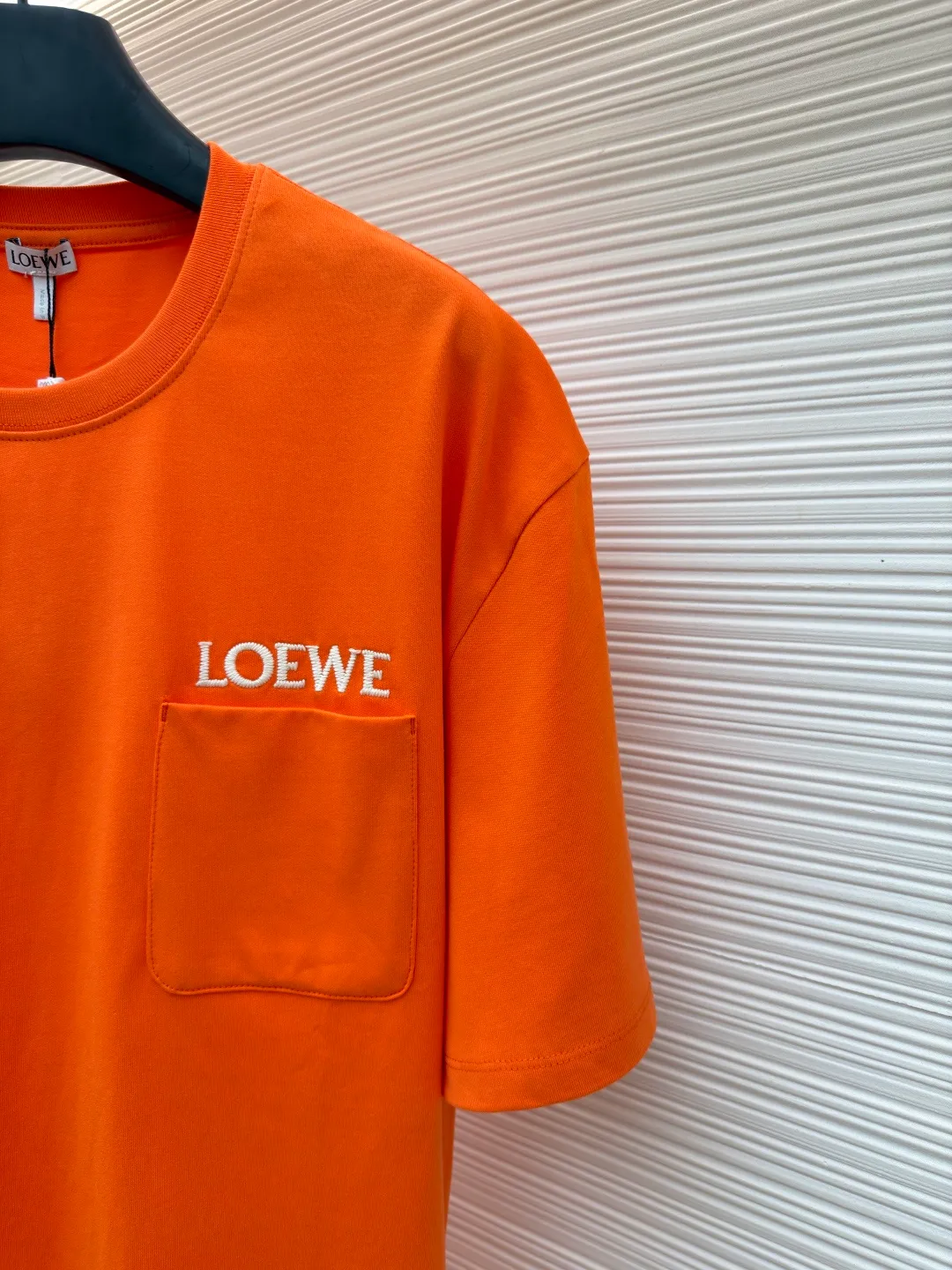 Loewe patch pocket embroidered short sleeves ●Original version: purchased and developed for 4800 ●Item number: 1682354-X90 ●Material: cotton fabric ●Technology: embroidery production ●Color: orange ●Version: Fitted version ●Weight: about 325 grams ●Size: S-M-L-XL ●Description: Customized satin precision super soft nylon cotton, delicate and soft, comfortable and skin-friendly, with classic black as the curtain, giving a deep sensory luxury The pockets are left blank and embellished with LOEWE embroidery. It is low-key and powerful and shines like a work of art. The pocket style exudes unique charm, simple yet out of style. A patch pocket hides the code word of minimalism. Adopt imported machine embroidery technology, use advanced computer control systems and precision mechanical components to achieve oewe embroidery operations with high precision. The lines are smooth and delicate. The fabrics have been washed and have a better hand feel and texture. They are not easy to deform, shrink or fade, and maintain long-term beauty. The overall wiring is straight and delicate, the fabric is comfortable and soft, and the color is consistent without color difference. It can be matched with the same style to create a fashionable look and control various occasions. Customized accessories, complete with three standards, same style for men and women!