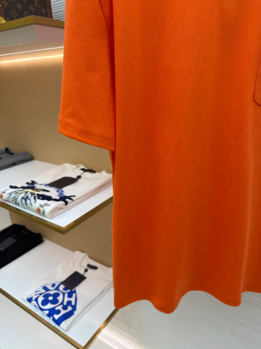 Loewe patch pocket embroidered short sleeves ●Original version: purchased and developed for 4800 ●Item number: 1682354-X90 ●Material: cotton fabric ●Technology: embroidery production ●Color: orange ●Version: Fitted version ●Weight: about 325 grams ●Size: S-M-L-XL ●Description: Customized satin precision super soft nylon cotton, delicate and soft, comfortable and skin-friendly, with classic black as the curtain, giving a deep sensory luxury The pockets are left blank and embellished with LOEWE embroidery. It is low-key and powerful and shines like a work of art. The pocket style exudes unique charm, simple yet out of style. A patch pocket hides the code word of minimalism. Adopt imported machine embroidery technology, use advanced computer control systems and precision mechanical components to achieve oewe embroidery operations with high precision. The lines are smooth and delicate. The fabrics have been washed and have a better hand feel and texture. They are not easy to deform, shrink or fade, and maintain long-term beauty. The overall wiring is straight and delicate, the fabric is comfortable and soft, and the color is consistent without color difference. It can be matched with the same style to create a fashionable look and control various occasions. Customized accessories, complete with three standards, same style for men and women!