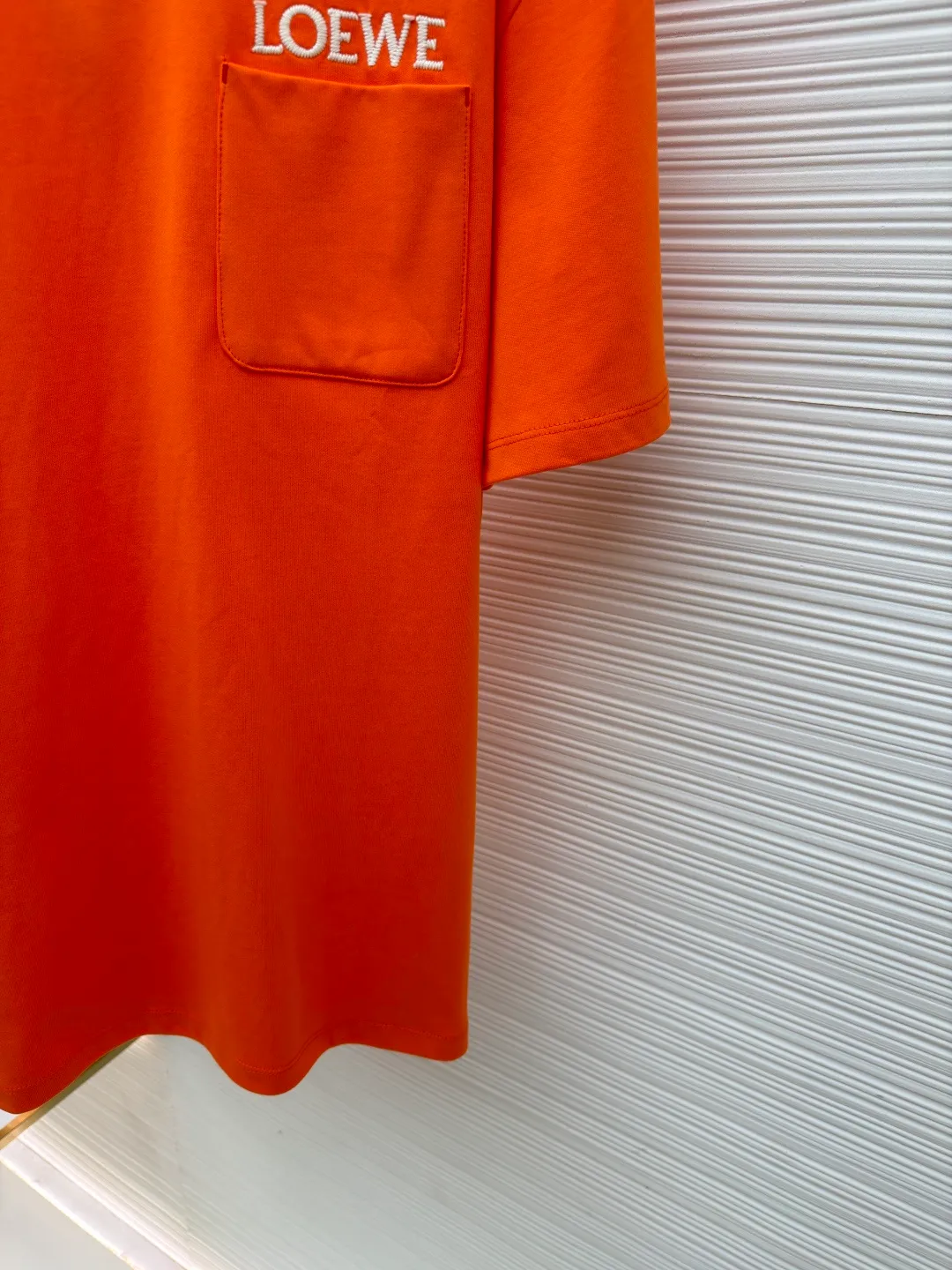Loewe patch pocket embroidered short sleeves ●Original version: purchased and developed for 4800 ●Item number: 1682354-X90 ●Material: cotton fabric ●Technology: embroidery production ●Color: orange ●Version: Fitted version ●Weight: about 325 grams ●Size: S-M-L-XL ●Description: Customized satin precision super soft nylon cotton, delicate and soft, comfortable and skin-friendly, with classic black as the curtain, giving a deep sensory luxury The pockets are left blank and embellished with LOEWE embroidery. It is low-key and powerful and shines like a work of art. The pocket style exudes unique charm, simple yet out of style. A patch pocket hides the code word of minimalism. Adopt imported machine embroidery technology, use advanced computer control systems and precision mechanical components to achieve oewe embroidery operations with high precision. The lines are smooth and delicate. The fabrics have been washed and have a better hand feel and texture. They are not easy to deform, shrink or fade, and maintain long-term beauty. The overall wiring is straight and delicate, the fabric is comfortable and soft, and the color is consistent without color difference. It can be matched with the same style to create a fashionable look and control various occasions. Customized accessories, complete with three standards, same style for men and women!
