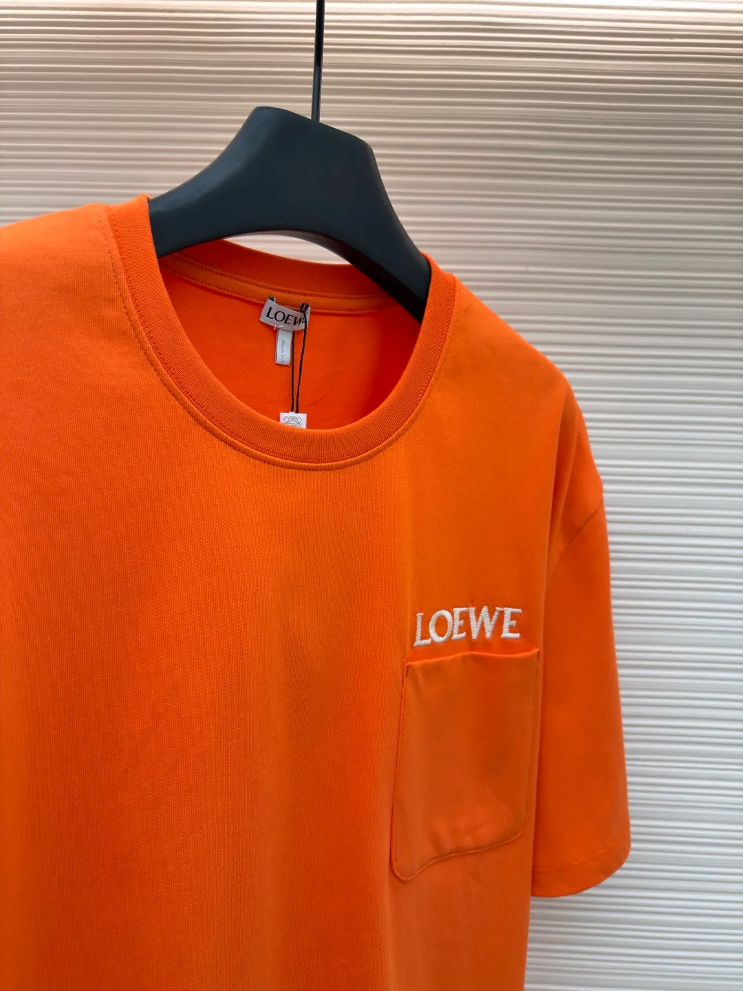 Loewe patch pocket embroidered short sleeves ●Original version: purchased and developed for 4800 ●Item number: 1682354-X90 ●Material: cotton fabric ●Technology: embroidery production ●Color: orange ●Version: Fitted version ●Weight: about 325 grams ●Size: S-M-L-XL ●Description: Customized satin precision super soft nylon cotton, delicate and soft, comfortable and skin-friendly, with classic black as the curtain, giving a deep sensory luxury The pockets are left blank and embellished with LOEWE embroidery. It is low-key and powerful and shines like a work of art. The pocket style exudes unique charm, simple yet out of style. A patch pocket hides the code word of minimalism. Adopt imported machine embroidery technology, use advanced computer control systems and precision mechanical components to achieve oewe embroidery operations with high precision. The lines are smooth and delicate. The fabrics have been washed and have a better hand feel and texture. They are not easy to deform, shrink or fade, and maintain long-term beauty. The overall wiring is straight and delicate, the fabric is comfortable and soft, and the color is consistent without color difference. It can be matched with the same style to create a fashionable look and control various occasions. Customized accessories, complete with three standards, same style for men and women!
