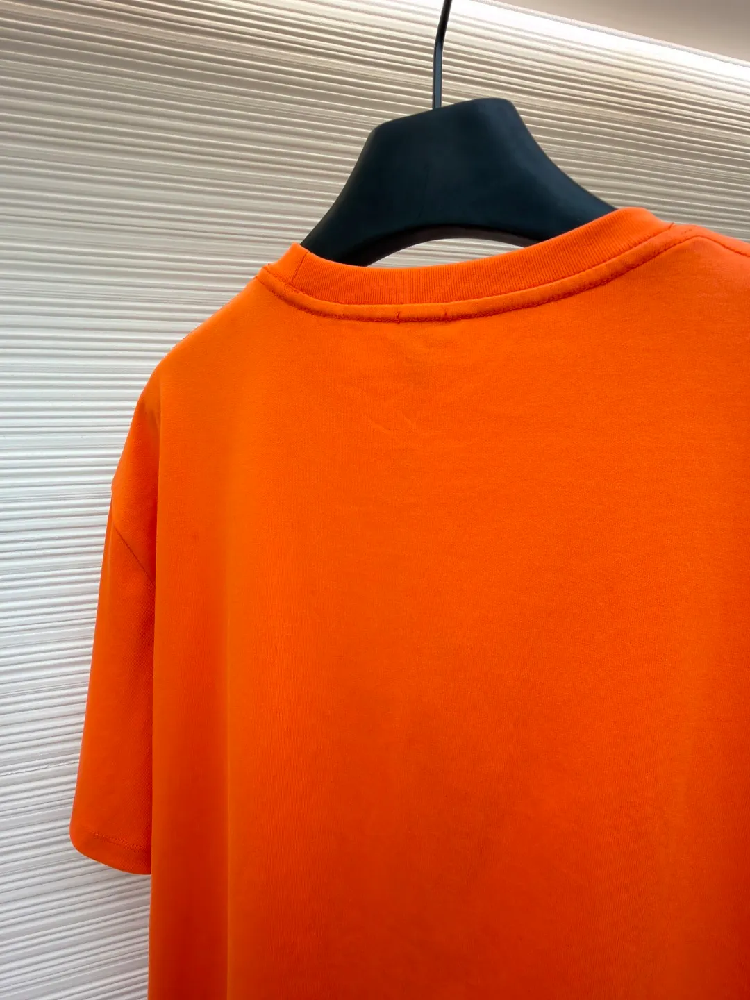 Loewe patch pocket embroidered short sleeves ●Original version: purchased and developed for 4800 ●Item number: 1682354-X90 ●Material: cotton fabric ●Technology: embroidery production ●Color: orange ●Version: Fitted version ●Weight: about 325 grams ●Size: S-M-L-XL ●Description: Customized satin precision super soft nylon cotton, delicate and soft, comfortable and skin-friendly, with classic black as the curtain, giving a deep sensory luxury The pockets are left blank and embellished with LOEWE embroidery. It is low-key and powerful and shines like a work of art. The pocket style exudes unique charm, simple yet out of style. A patch pocket hides the code word of minimalism. Adopt imported machine embroidery technology, use advanced computer control systems and precision mechanical components to achieve oewe embroidery operations with high precision. The lines are smooth and delicate. The fabrics have been washed and have a better hand feel and texture. They are not easy to deform, shrink or fade, and maintain long-term beauty. The overall wiring is straight and delicate, the fabric is comfortable and soft, and the color is consistent without color difference. It can be matched with the same style to create a fashionable look and control various occasions. Customized accessories, complete with three standards, same style for men and women!