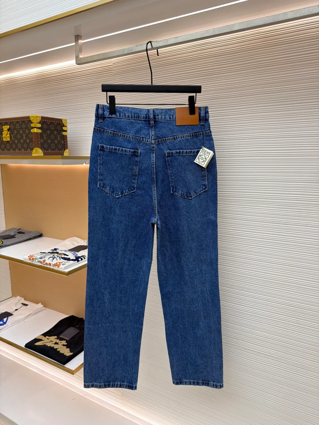 Loewe Anagram denim jeans ●Authentic product: Purchased and developed by 5432 ●Item number: 1681762-A70 ●Material: denim denim fabric ●Technology: laser cutting ●Version: fitted version ●Weight: about 655 grams ●Size: 46-48-50-52 ●Description: Customized dense core condensate material, comfortable and close to the skin, full of texture, Elbows decorated with Anagram hollow design The button-flap welt pockets on the chest are sublimated. The classic LOEWE leather logo on the back is embellished with visual recognition. It is a declaration of personality and taste. The collision of classics and innovation. The versatile charm of the denim jacket. The denim element is also synonymous with casualness. Using laser cutting, the elbows are manually disassembled, laid out flat for laser positioning and cutting the anagram pattern, and then hand-applied internally, and finally manually sewn on. The labor cost is high, the loss is high, and the daily output is low. The overall wiring is straight and delicate, the fabric is comfortable and soft, and the color is consistent without color difference. It can be matched with the same style to create a fashionable look and control various occasions. Customized accessories, complete with three standards, same style for men and women!