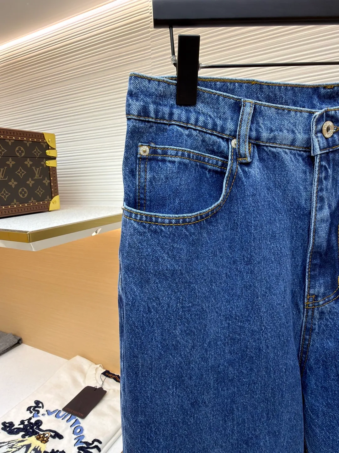 Loewe Anagram denim jeans ●Authentic product: Purchased and developed by 5432 ●Item number: 1681762-A70 ●Material: denim denim fabric ●Technology: laser cutting ●Version: fitted version ●Weight: about 655 grams ●Size: 46-48-50-52 ●Description: Customized dense core condensate material, comfortable and close to the skin, full of texture, Elbows decorated with Anagram hollow design The button-flap welt pockets on the chest are sublimated. The classic LOEWE leather logo on the back is embellished with visual recognition. It is a declaration of personality and taste. The collision of classics and innovation. The versatile charm of the denim jacket. The denim element is also synonymous with casualness. Using laser cutting, the elbows are manually disassembled, laid out flat for laser positioning and cutting the anagram pattern, and then hand-applied internally, and finally manually sewn on. The labor cost is high, the loss is high, and the daily output is low. The overall wiring is straight and delicate, the fabric is comfortable and soft, and the color is consistent without color difference. It can be matched with the same style to create a fashionable look and control various occasions. Customized accessories, complete with three standards, same style for men and women!
