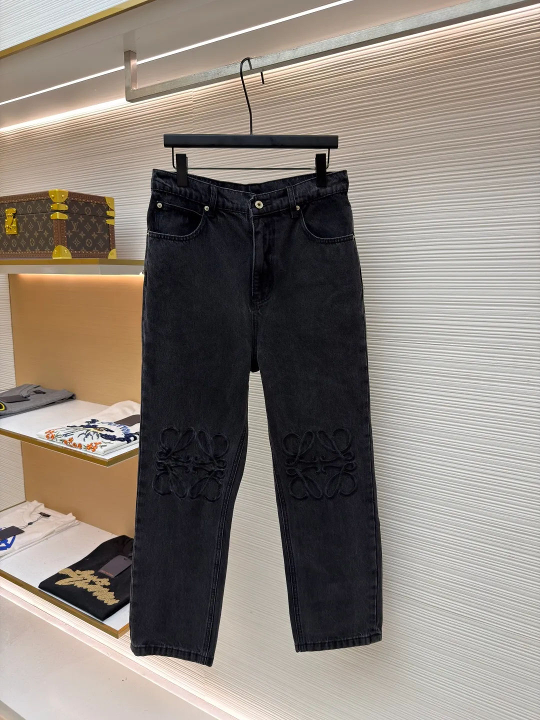 Loewe Anagram denim jeans ●Authentic product: Purchased and developed by 5312 ●Item number: 1681752-A70 ●Material: denim denim fabric ●Technology: laser cutting and production ●Version: fitted version ●Weight: about 720 grams ●Size: 46-48-50-52 ●Description: Customized dense core condensate material, comfortable and close to the skin, full of texture, Elbows decorated with Anagram hollow design The button-flap welt pockets on the chest are sublimated. The classic LOEWE leather logo on the back is embellished with visual recognition. It is a declaration of personality and taste. The collision of classics and innovation. The versatile charm of the denim jacket. The denim element is also synonymous with casualness. Using laser cutting, the elbows are manually disassembled, laid out flat for laser positioning and cutting the anagram pattern, and then hand-applied internally, and finally manually sewn on. The labor cost is high, the loss is high, and the daily output is low. The overall wiring is straight and delicate, the fabric is comfortable and soft, and the color is consistent without color difference. It can be matched with the same style to create a fashionable look and control various occasions. Customized accessories, complete with three standards, same style for men and women!