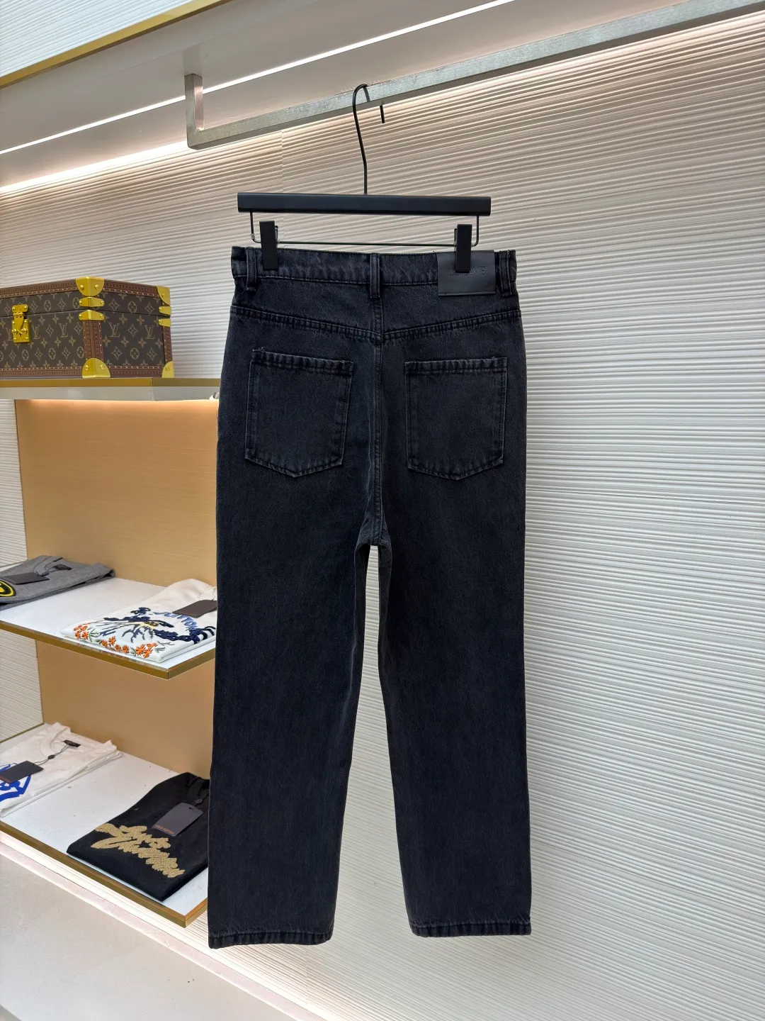 Loewe Anagram denim jeans ●Authentic product: Purchased and developed by 5312 ●Item number: 1681752-A70 ●Material: denim denim fabric ●Technology: laser cutting and production ●Version: fitted version ●Weight: about 720 grams ●Size: 46-48-50-52 ●Description: Customized dense core condensate material, comfortable and close to the skin, full of texture, Elbows decorated with Anagram hollow design The button-flap welt pockets on the chest are sublimated. The classic LOEWE leather logo on the back is embellished with visual recognition. It is a declaration of personality and taste. The collision of classics and innovation. The versatile charm of the denim jacket. The denim element is also synonymous with casualness. Using laser cutting, the elbows are manually disassembled, laid out flat for laser positioning and cutting the anagram pattern, and then hand-applied internally, and finally manually sewn on. The labor cost is high, the loss is high, and the daily output is low. The overall wiring is straight and delicate, the fabric is comfortable and soft, and the color is consistent without color difference. It can be matched with the same style to create a fashionable look and control various occasions. Customized accessories, complete with three standards, same style for men and women!