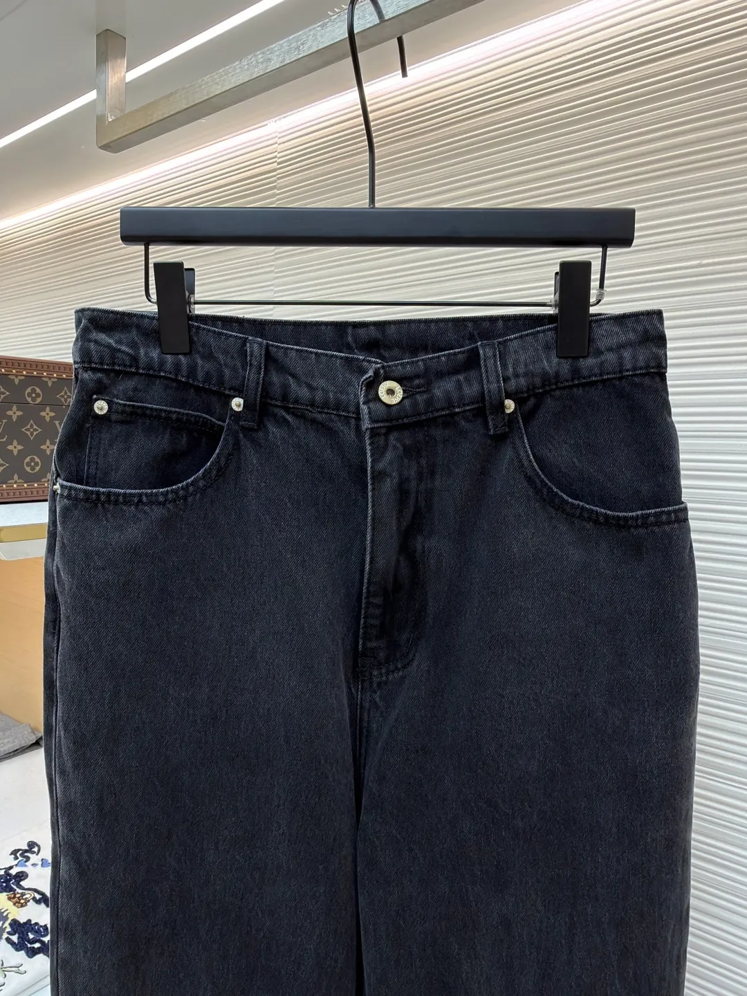 Loewe Anagram denim jeans ●Authentic product: Purchased and developed by 5312 ●Item number: 1681752-A70 ●Material: denim denim fabric ●Technology: laser cutting and production ●Version: fitted version ●Weight: about 720 grams ●Size: 46-48-50-52 ●Description: Customized dense core condensate material, comfortable and close to the skin, full of texture, Elbows decorated with Anagram hollow design The button-flap welt pockets on the chest are sublimated. The classic LOEWE leather logo on the back is embellished with visual recognition. It is a declaration of personality and taste. The collision of classics and innovation. The versatile charm of the denim jacket. The denim element is also synonymous with casualness. Using laser cutting, the elbows are manually disassembled, laid out flat for laser positioning and cutting the anagram pattern, and then hand-applied internally, and finally manually sewn on. The labor cost is high, the loss is high, and the daily output is low. The overall wiring is straight and delicate, the fabric is comfortable and soft, and the color is consistent without color difference. It can be matched with the same style to create a fashionable look and control various occasions. Customized accessories, complete with three standards, same style for men and women!