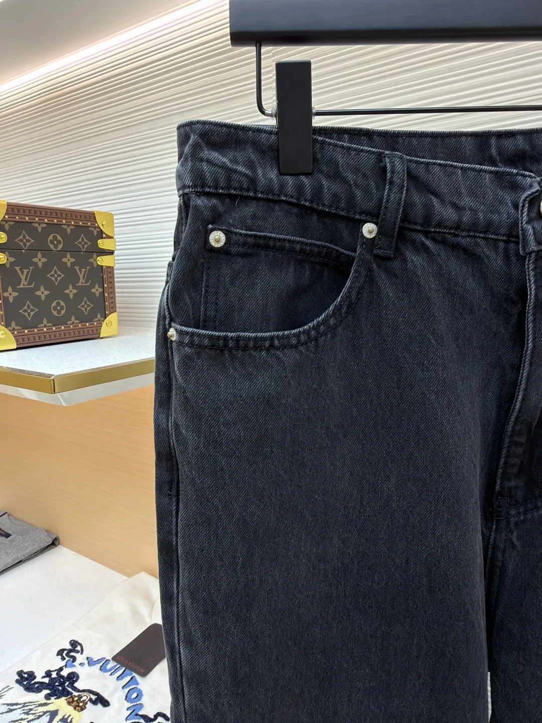 Loewe Anagram denim jeans ●Authentic product: Purchased and developed by 5312 ●Item number: 1681752-A70 ●Material: denim denim fabric ●Technology: laser cutting and production ●Version: fitted version ●Weight: about 720 grams ●Size: 46-48-50-52 ●Description: Customized dense core condensate material, comfortable and close to the skin, full of texture, Elbows decorated with Anagram hollow design The button-flap welt pockets on the chest are sublimated. The classic LOEWE leather logo on the back is embellished with visual recognition. It is a declaration of personality and taste. The collision of classics and innovation. The versatile charm of the denim jacket. The denim element is also synonymous with casualness. Using laser cutting, the elbows are manually disassembled, laid out flat for laser positioning and cutting the anagram pattern, and then hand-applied internally, and finally manually sewn on. The labor cost is high, the loss is high, and the daily output is low. The overall wiring is straight and delicate, the fabric is comfortable and soft, and the color is consistent without color difference. It can be matched with the same style to create a fashionable look and control various occasions. Customized accessories, complete with three standards, same style for men and women!