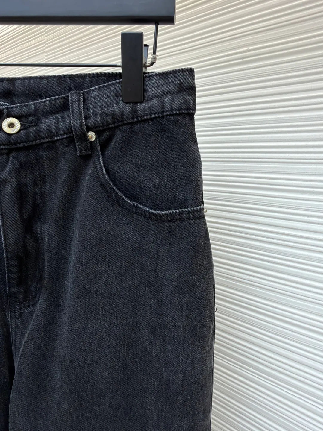 Loewe Anagram denim jeans ●Authentic product: Purchased and developed by 5312 ●Item number: 1681752-A70 ●Material: denim denim fabric ●Technology: laser cutting and production ●Version: fitted version ●Weight: about 720 grams ●Size: 46-48-50-52 ●Description: Customized dense core condensate material, comfortable and close to the skin, full of texture, Elbows decorated with Anagram hollow design The button-flap welt pockets on the chest are sublimated. The classic LOEWE leather logo on the back is embellished with visual recognition. It is a declaration of personality and taste. The collision of classics and innovation. The versatile charm of the denim jacket. The denim element is also synonymous with casualness. Using laser cutting, the elbows are manually disassembled, laid out flat for laser positioning and cutting the anagram pattern, and then hand-applied internally, and finally manually sewn on. The labor cost is high, the loss is high, and the daily output is low. The overall wiring is straight and delicate, the fabric is comfortable and soft, and the color is consistent without color difference. It can be matched with the same style to create a fashionable look and control various occasions. Customized accessories, complete with three standards, same style for men and women!