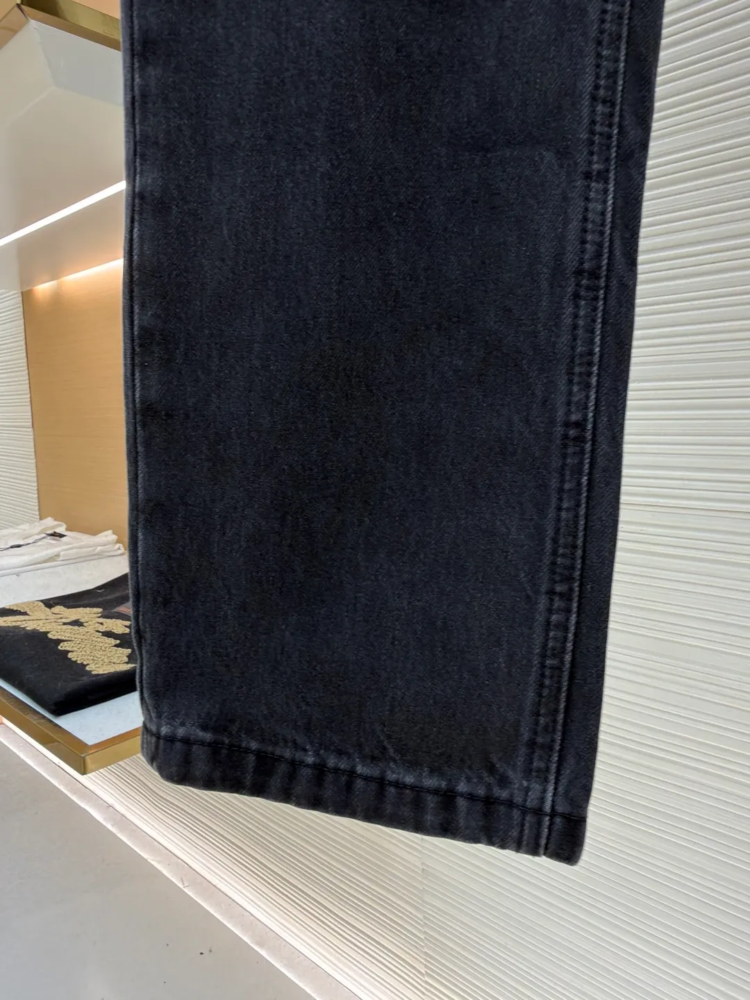 Loewe Anagram denim jeans ●Authentic product: Purchased and developed by 5312 ●Item number: 1681752-A70 ●Material: denim denim fabric ●Technology: laser cutting and production ●Version: fitted version ●Weight: about 720 grams ●Size: 46-48-50-52 ●Description: Customized dense core condensate material, comfortable and close to the skin, full of texture, Elbows decorated with Anagram hollow design The button-flap welt pockets on the chest are sublimated. The classic LOEWE leather logo on the back is embellished with visual recognition. It is a declaration of personality and taste. The collision of classics and innovation. The versatile charm of the denim jacket. The denim element is also synonymous with casualness. Using laser cutting, the elbows are manually disassembled, laid out flat for laser positioning and cutting the anagram pattern, and then hand-applied internally, and finally manually sewn on. The labor cost is high, the loss is high, and the daily output is low. The overall wiring is straight and delicate, the fabric is comfortable and soft, and the color is consistent without color difference. It can be matched with the same style to create a fashionable look and control various occasions. Customized accessories, complete with three standards, same style for men and women!