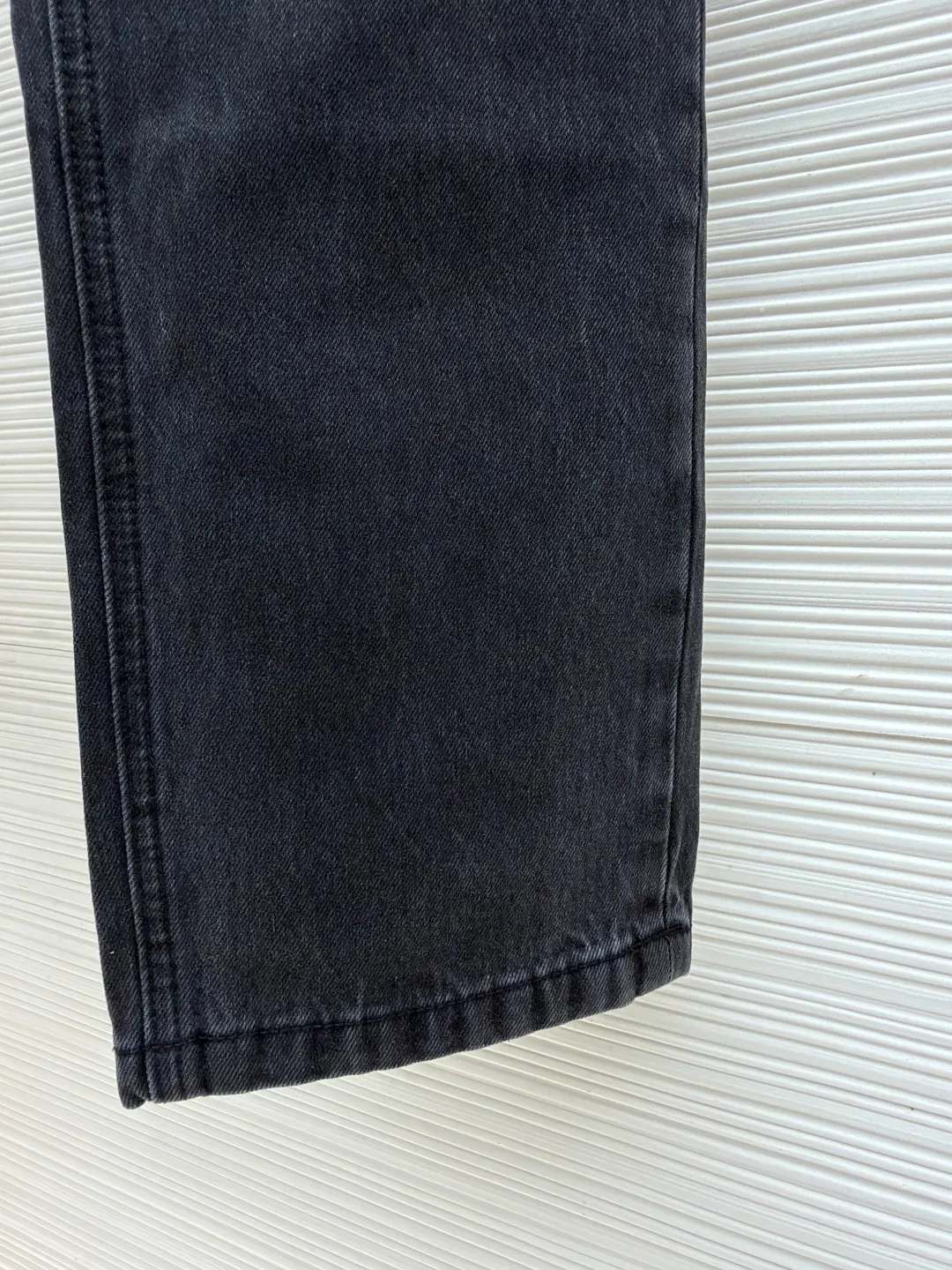 Loewe Anagram denim jeans ●Authentic product: Purchased and developed by 5312 ●Item number: 1681752-A70 ●Material: denim denim fabric ●Technology: laser cutting and production ●Version: fitted version ●Weight: about 720 grams ●Size: 46-48-50-52 ●Description: Customized dense core condensate material, comfortable and close to the skin, full of texture, Elbows decorated with Anagram hollow design The button-flap welt pockets on the chest are sublimated. The classic LOEWE leather logo on the back is embellished with visual recognition. It is a declaration of personality and taste. The collision of classics and innovation. The versatile charm of the denim jacket. The denim element is also synonymous with casualness. Using laser cutting, the elbows are manually disassembled, laid out flat for laser positioning and cutting the anagram pattern, and then hand-applied internally, and finally manually sewn on. The labor cost is high, the loss is high, and the daily output is low. The overall wiring is straight and delicate, the fabric is comfortable and soft, and the color is consistent without color difference. It can be matched with the same style to create a fashionable look and control various occasions. Customized accessories, complete with three standards, same style for men and women!